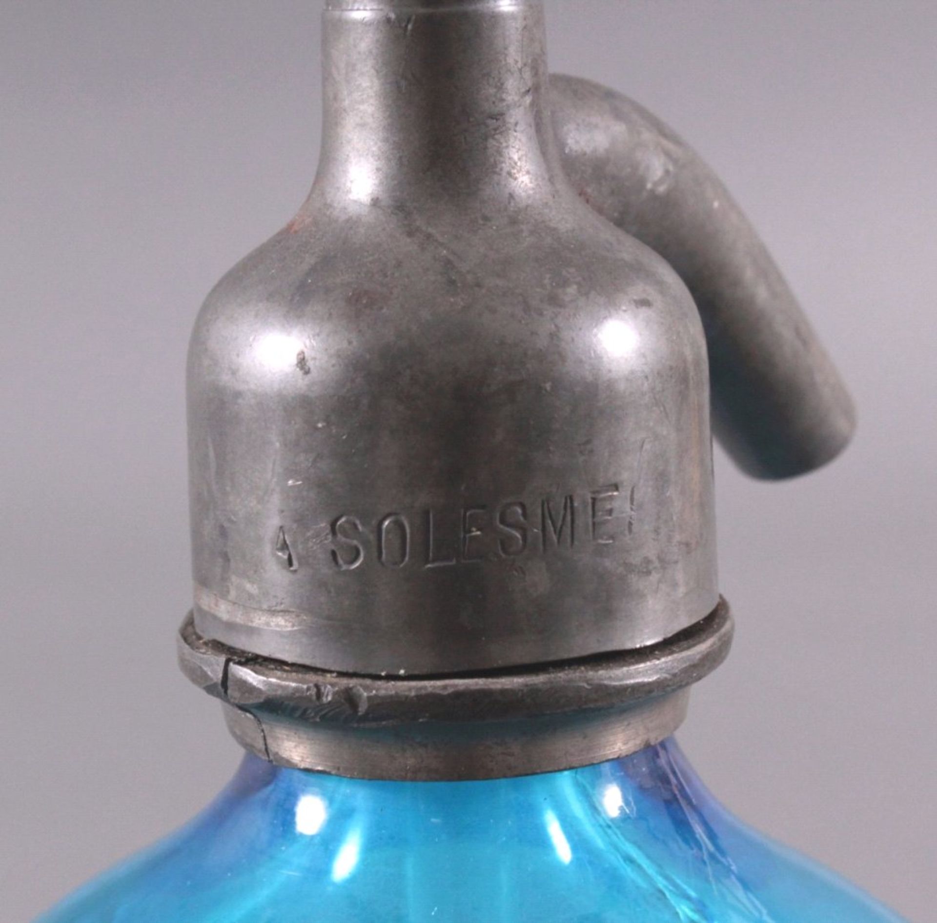 Soda - Flasche aus den 20er/30er JahrenKristall blau, Zinnmontur, auf der Schauseite mit GravurJ. - Bild 3 aus 6