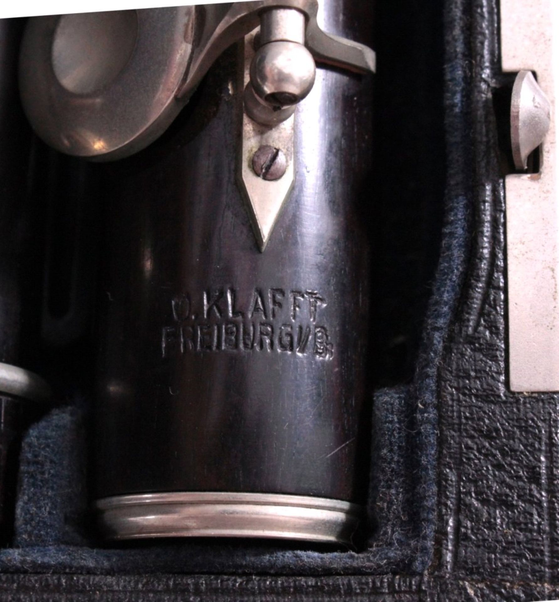 Querflöte 1. Hälfte 20. Jh.Dreiteiliger, schwarzer Holzkorpus mit Metallklappen.Mundstück aus - Image 3 of 3
