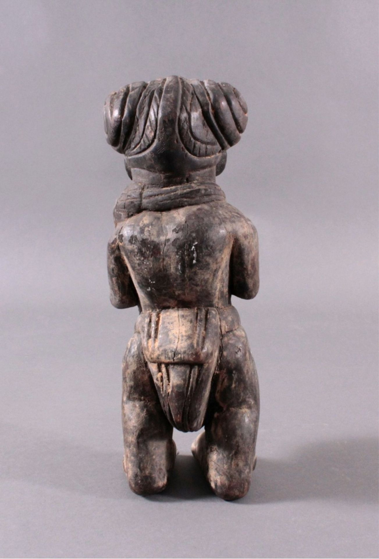 Afrikanische Figur 1. Hälfte 20. Jh.Wohl vom Stamm der Nonoli oder Mende, Holz, dunkelpatiniert, - Image 2 of 6