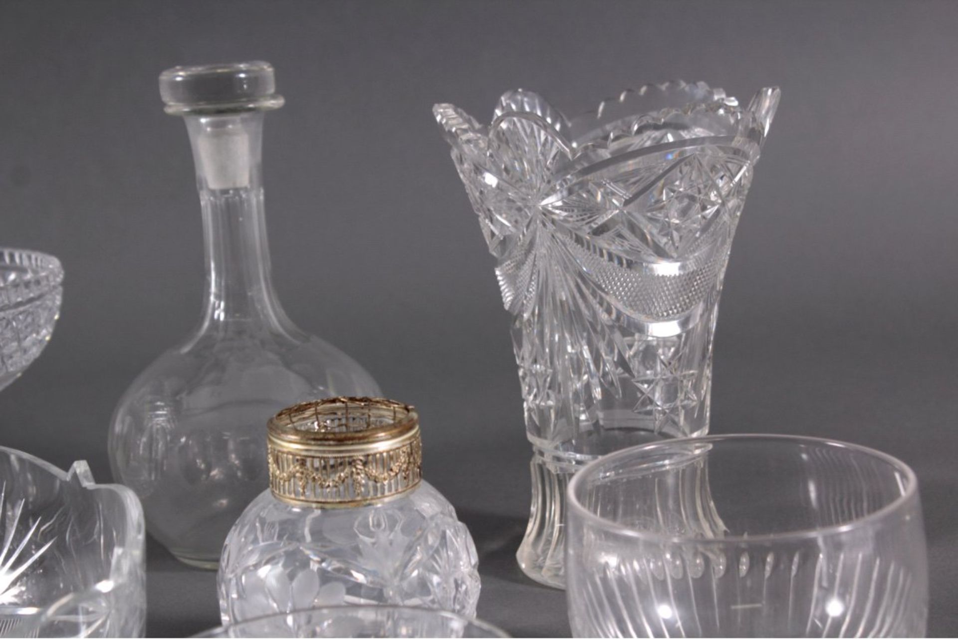 Konvolut Glas, 13-teiligKristall und Pressglas. Verschiedene Formen und Größen,teilweise geätzt - Bild 5 aus 6