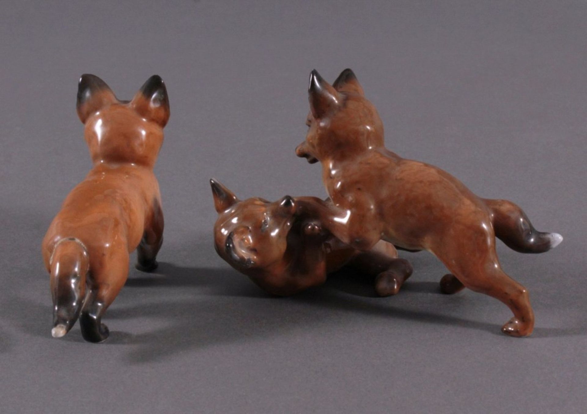 Rosenthal Tierplastiken, "Fuchs"Porzellan, naturalistische Unterglasurbemalung. FuchsgruppeEntwurf - Bild 2 aus 4