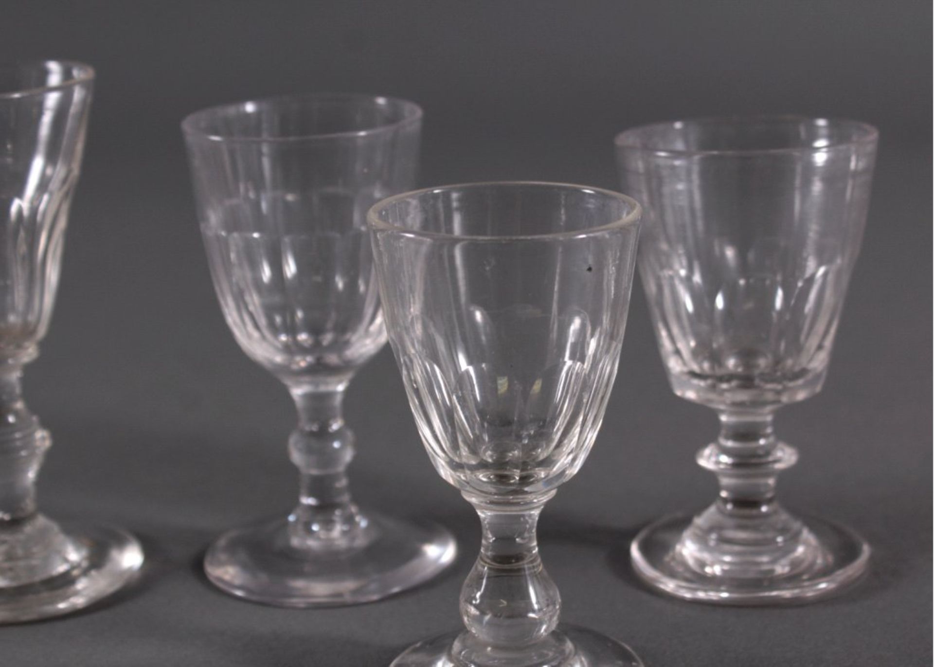 Sechs Gläser, 19. Jh.Mundgeblasenes Klarglas, Scheibenfuß, kelchförmige Kuppa, imunteren Teil - Bild 3 aus 5