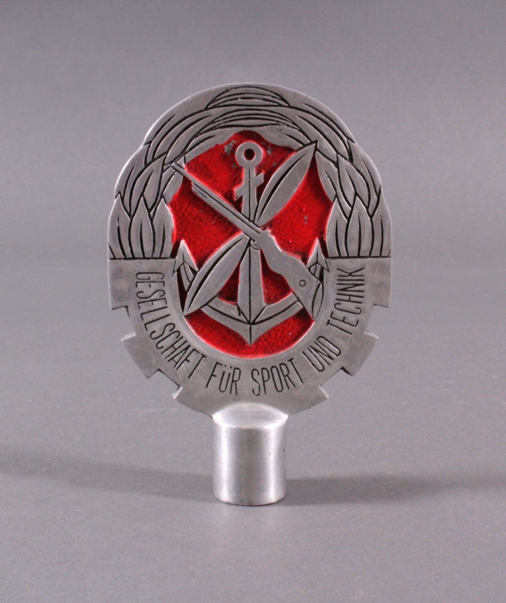 Emblem aus Aluminium, beidseitiges MotivGesellschaft für Sport und Technik, ca. H- 19 cm