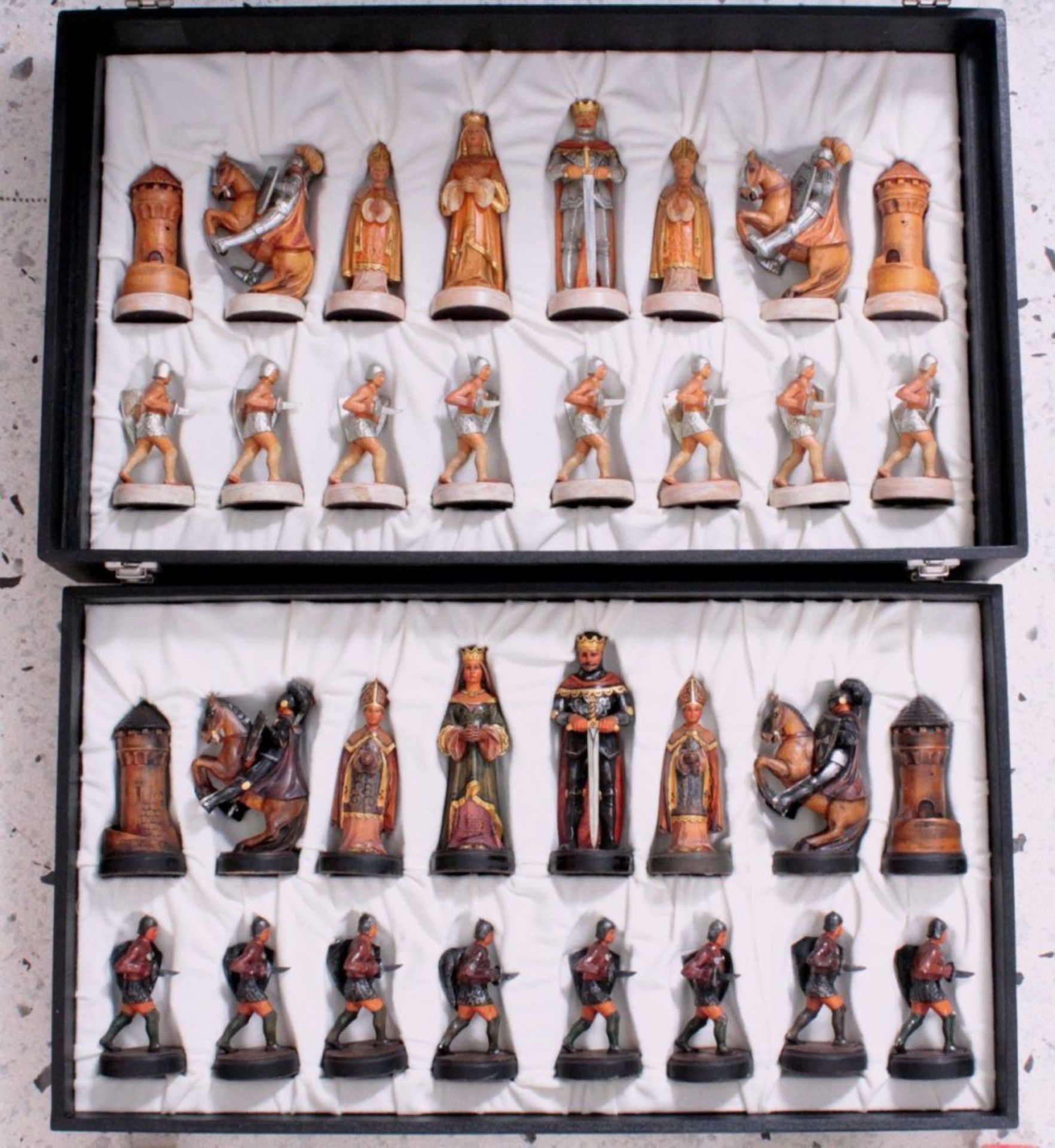 Montsalvat Schachserie Anri32 Figuren nach Motiven der König-Artus-Sage, Handarbeit,polychrom - Image 2 of 3