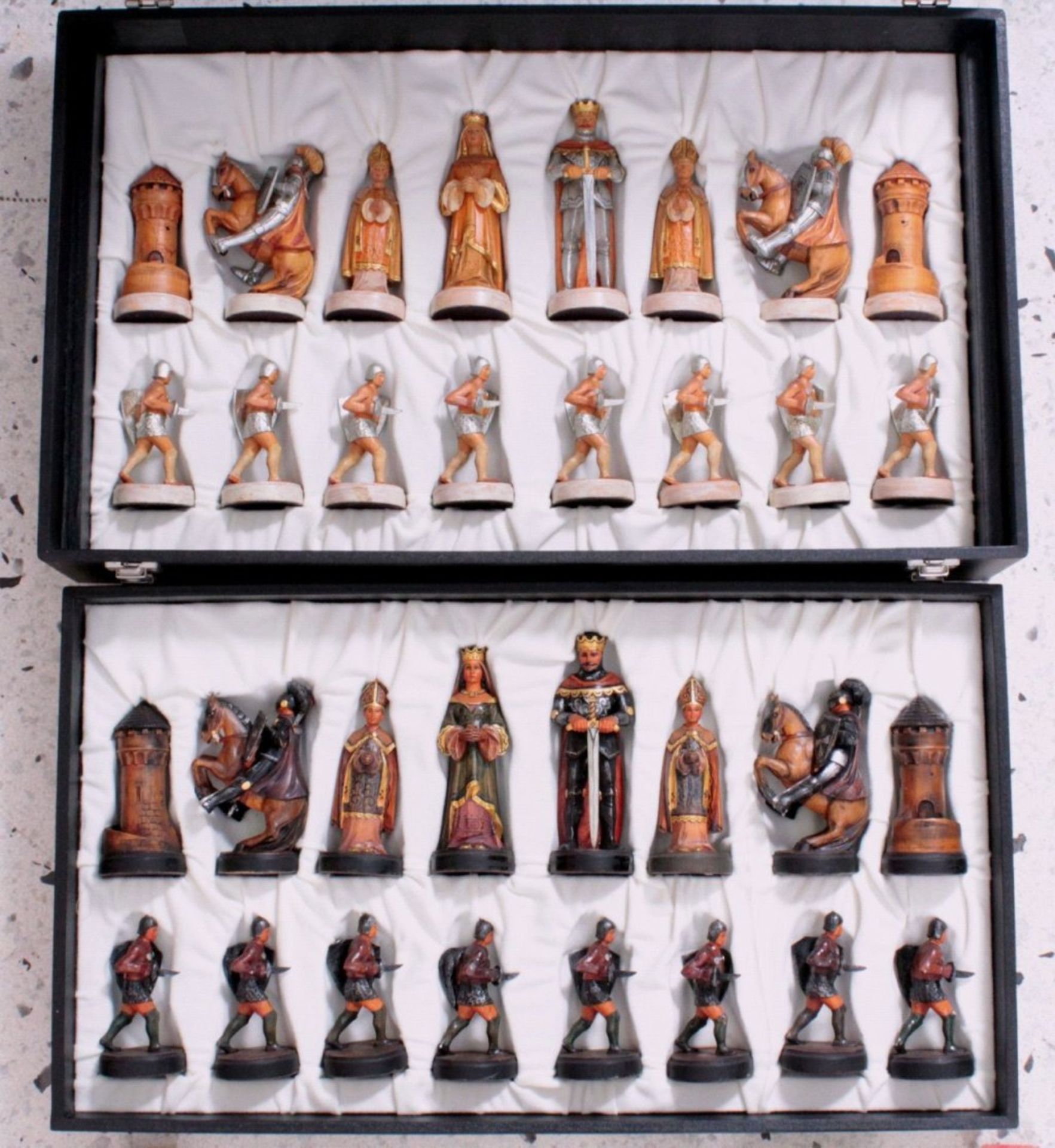 Montsalvat Schachserie Anri32 Figuren nach Motiven der König-Artus-Sage, Handarbeit,polychrom - Bild 2 aus 3