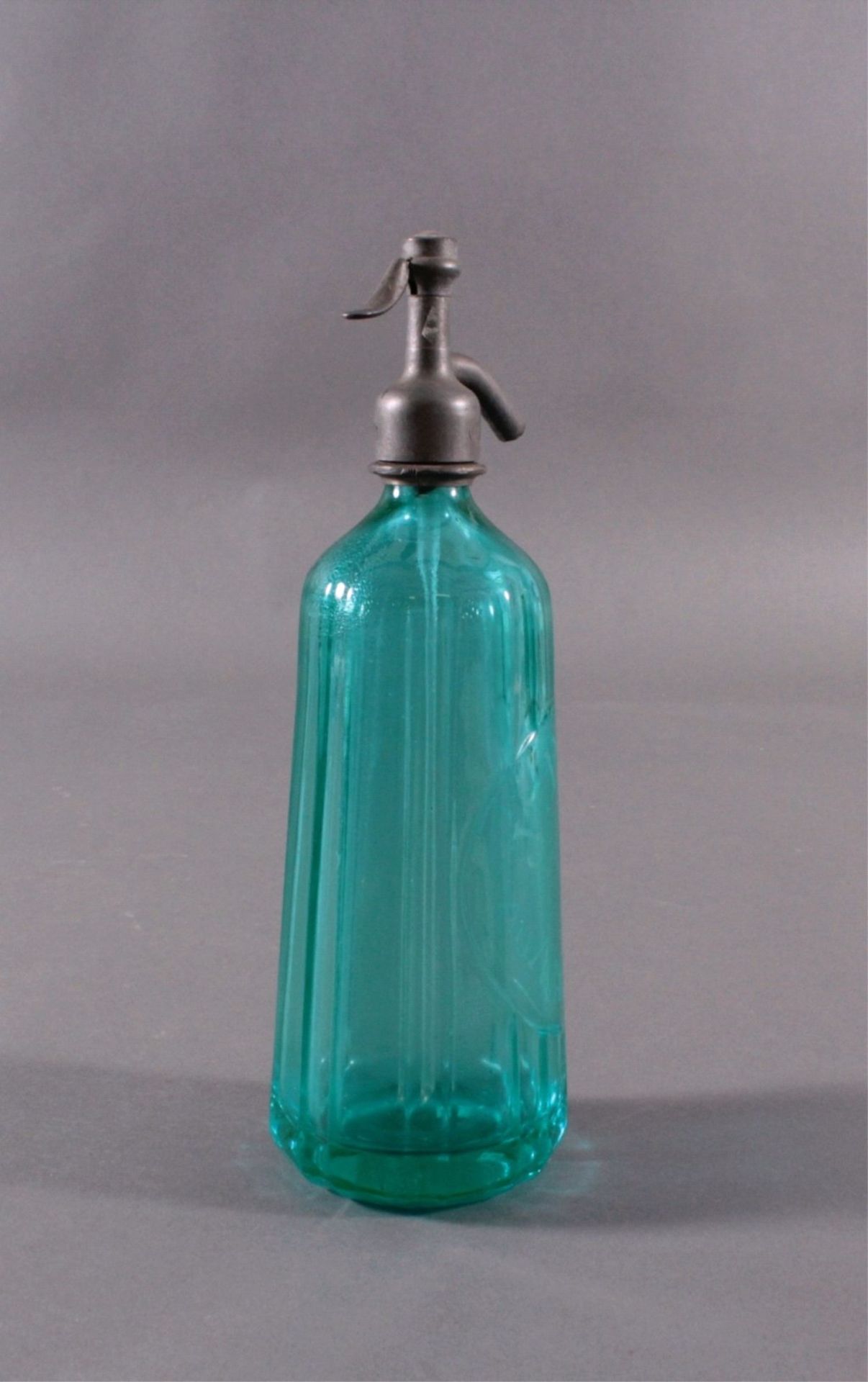 Soda - Flasche aus den 20er/30er JahrenKristall blau, gerippte, konisch nach oben verjüngendeWandung - Bild 2 aus 5