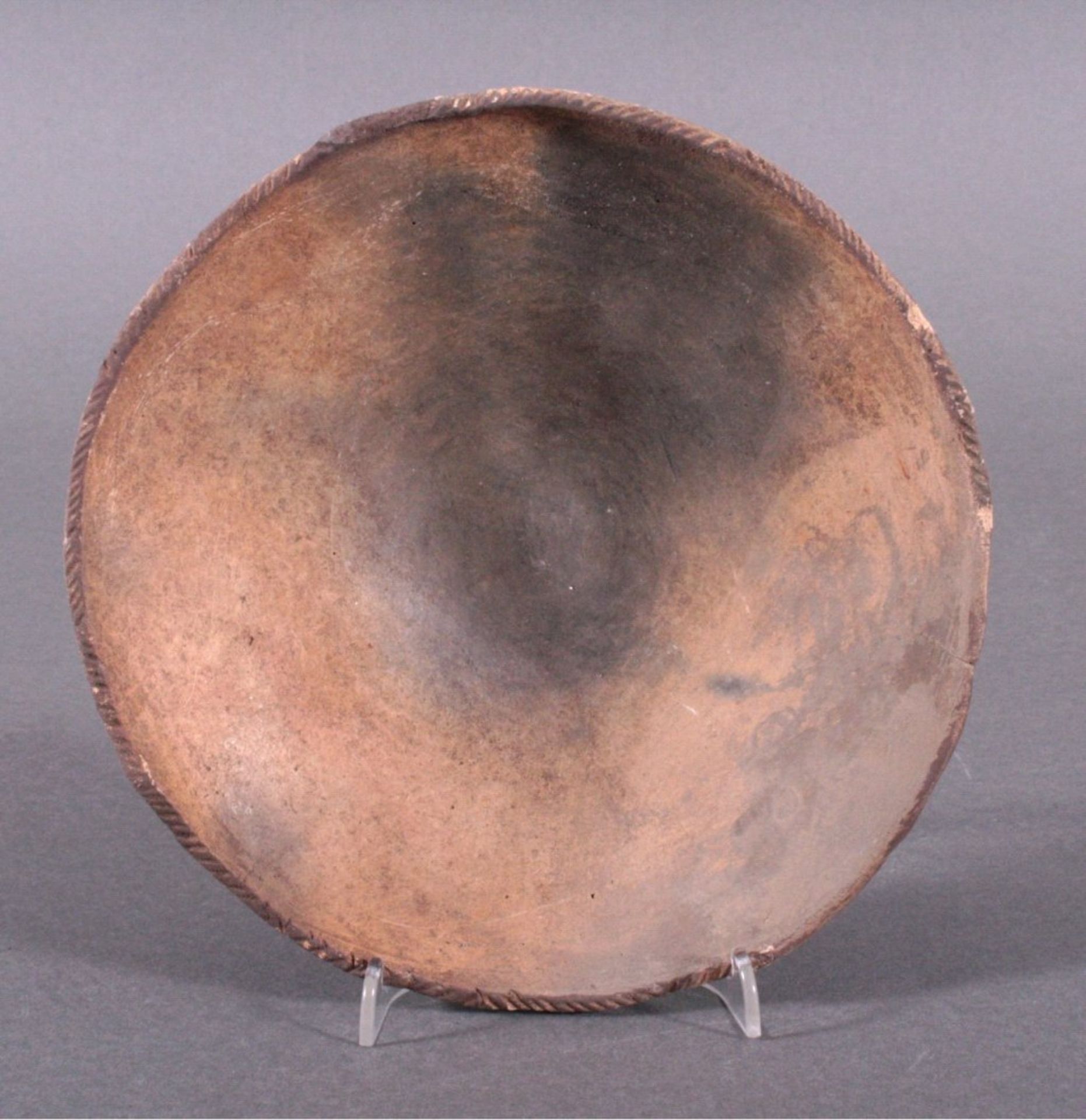 Runde Schale, Lausitzer Kultur - 900- 500 v. Chr.heller Ton, gezipfelter Rand, Rückseite - Bild 2 aus 3