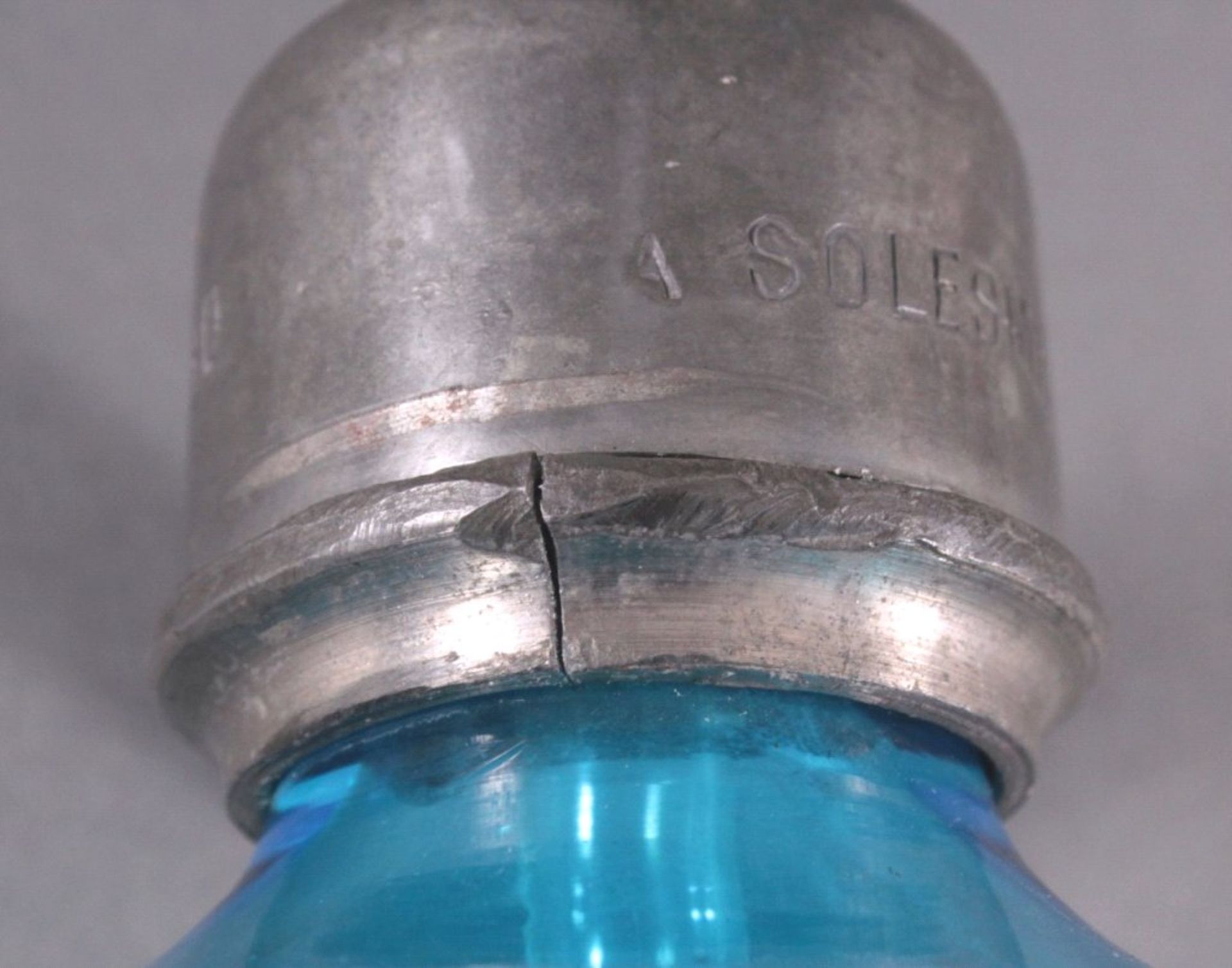 Soda - Flasche aus den 20er/30er JahrenKristall blau, Zinnmontur, auf der Schauseite mit GravurJ. - Bild 5 aus 6