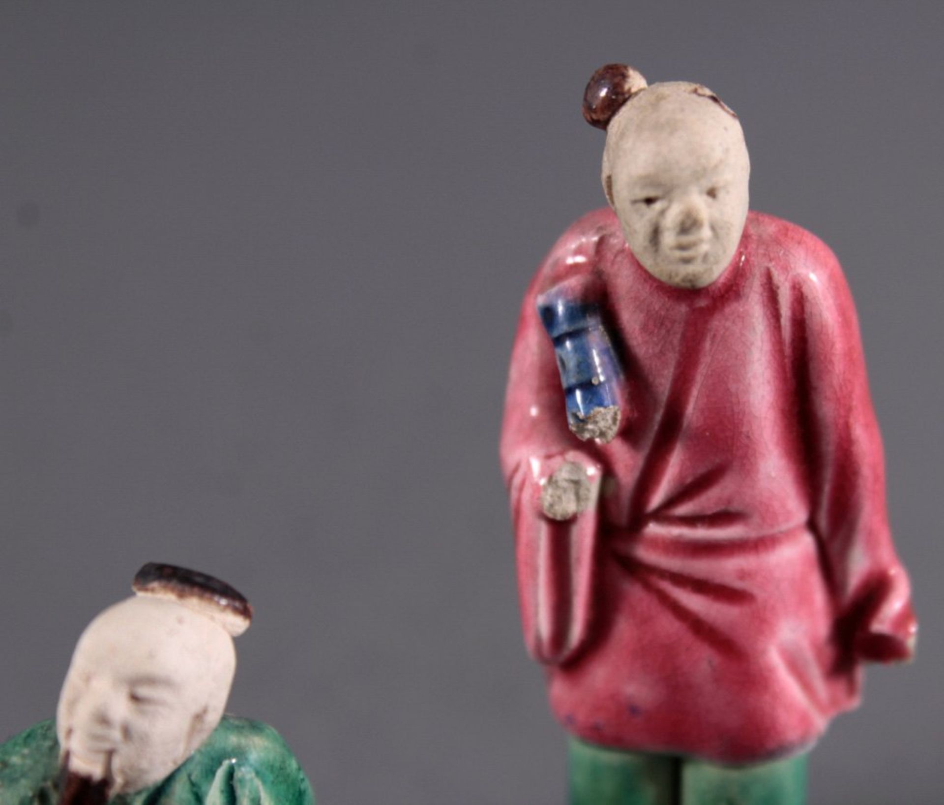 Fünf Keramik-Figuren, "Gelehrter"China, stehende und sitzende Ausformung, in den - Bild 5 aus 6