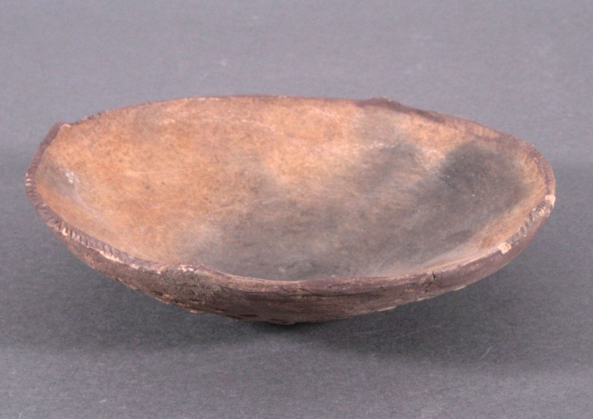 Runde Schale, Lausitzer Kultur - 900- 500 v. Chr.heller Ton, gezipfelter Rand, Rückseite
