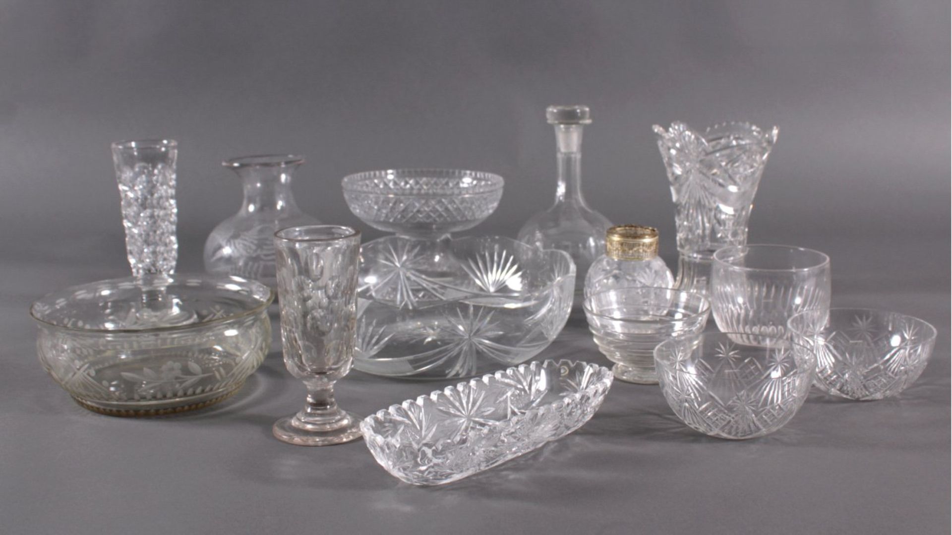Konvolut Glas, 13-teiligKristall und Pressglas. Verschiedene Formen und Größen,teilweise geätzt