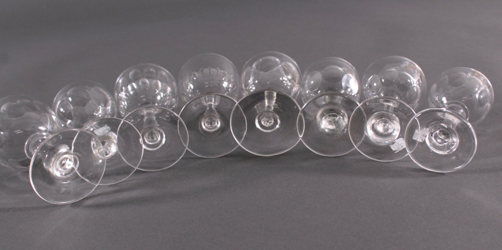 Acht diverse Gläser, 19./20. Jh.Mundgeblasenes Klarglas, Scheibenfuß, im unteren Teilfacettiert, - Bild 4 aus 5