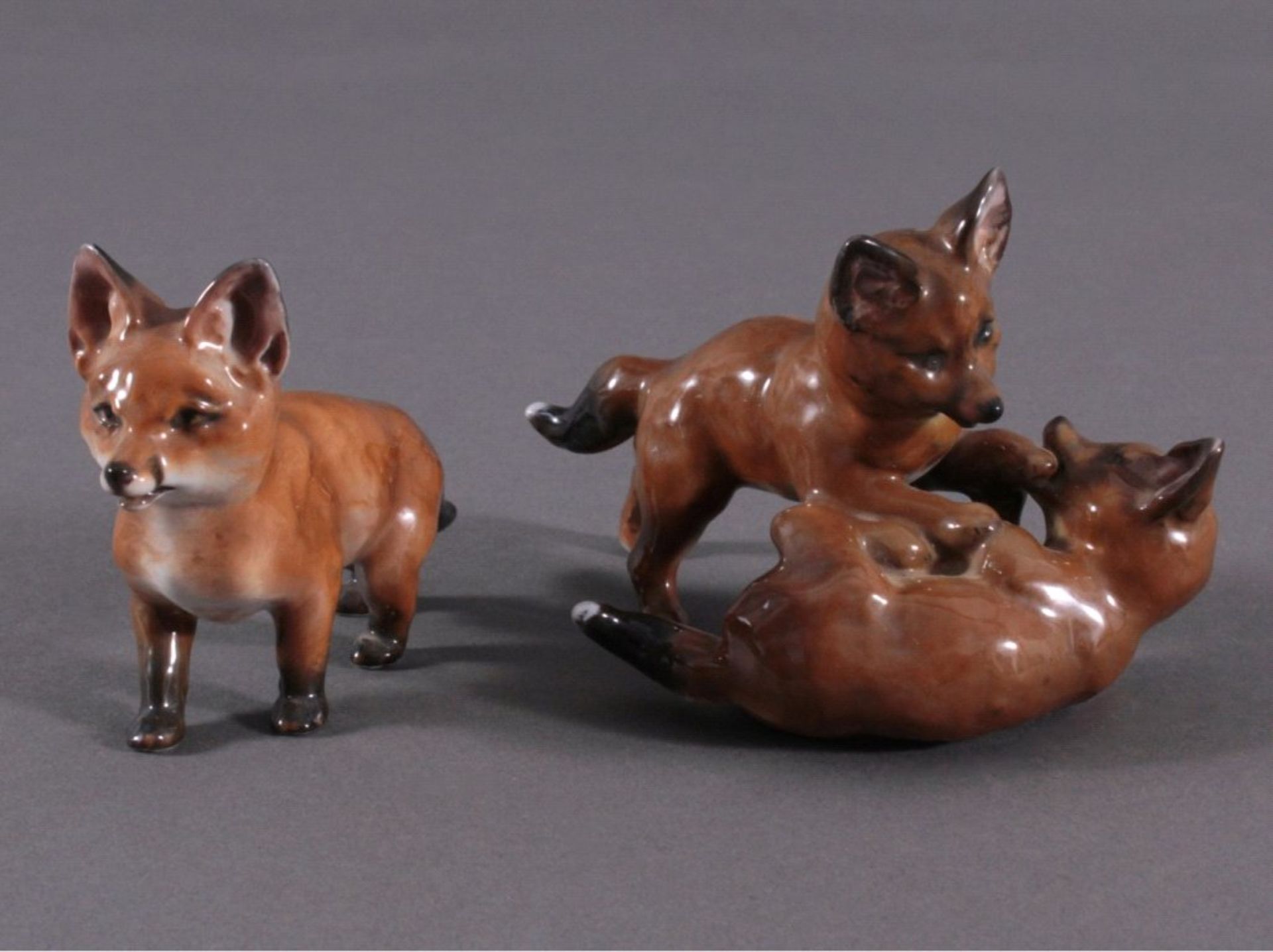 Rosenthal Tierplastiken, "Fuchs"Porzellan, naturalistische Unterglasurbemalung. FuchsgruppeEntwurf