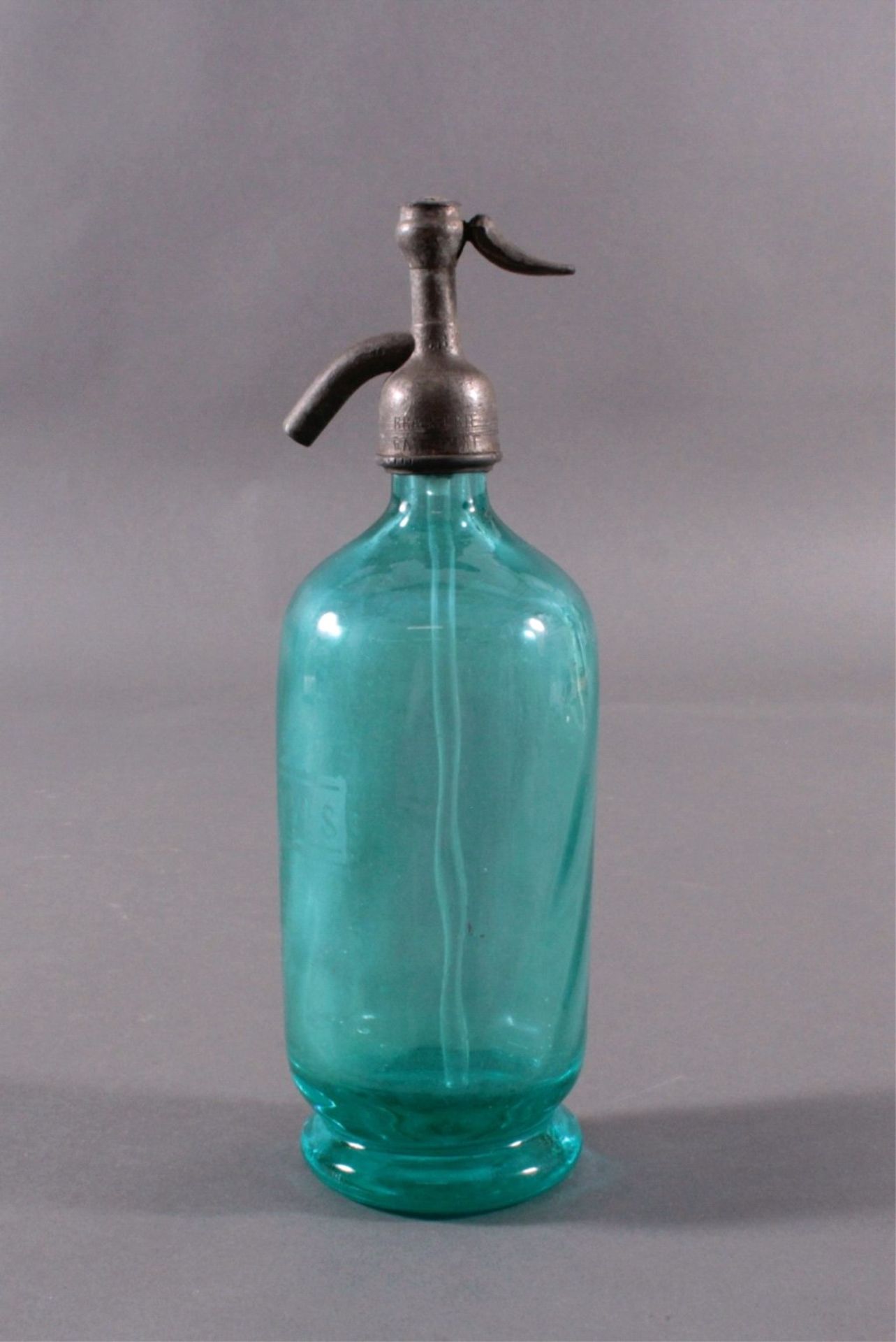 Soda - Flasche aus den 20er/30er JahrenKristall blau, Zinnmontur, auf der Schauseite mit