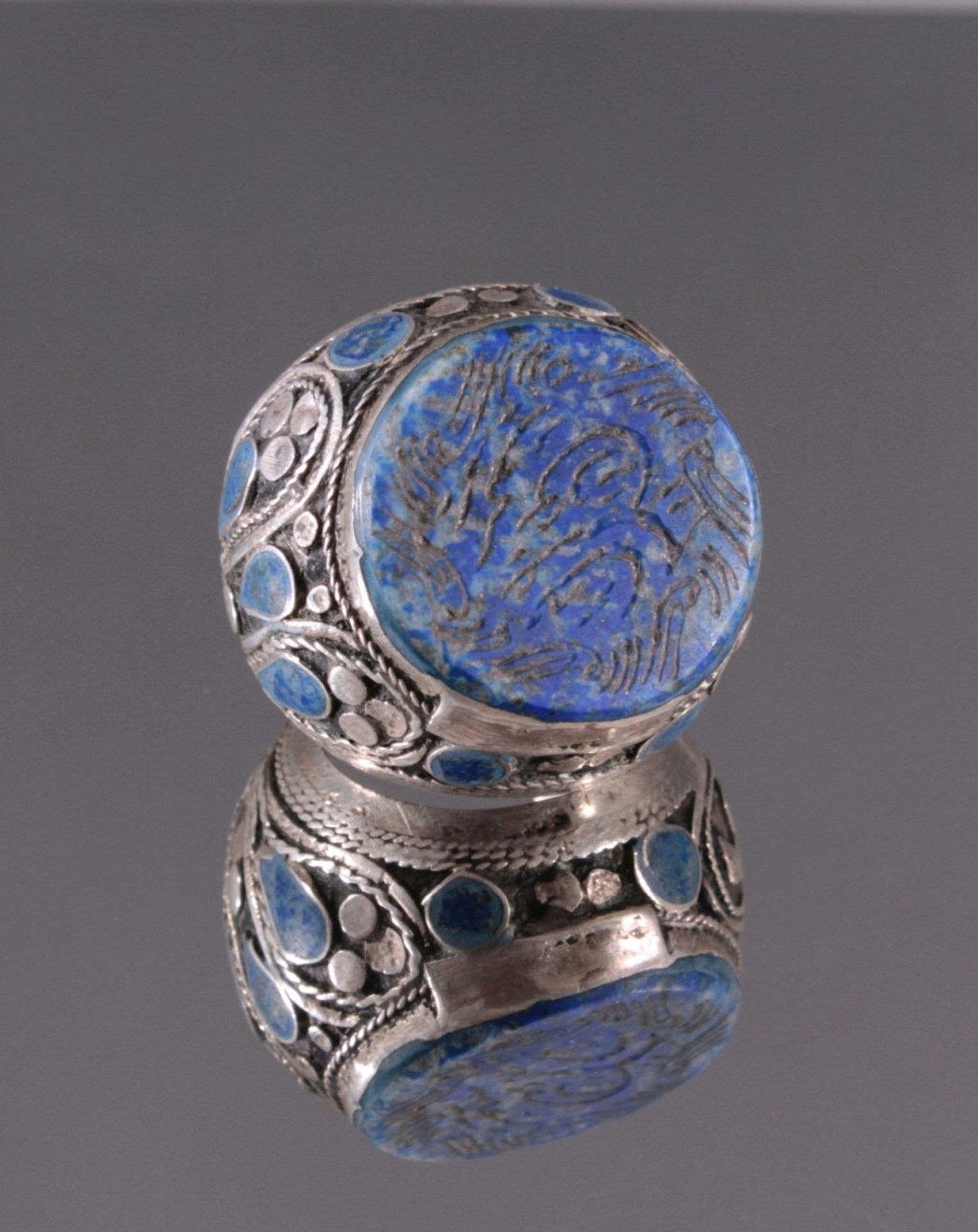 Siegelring, Silber mit Lapislazuli, Afghanistanantiker mit Ornameten verzierter Ring, auf der