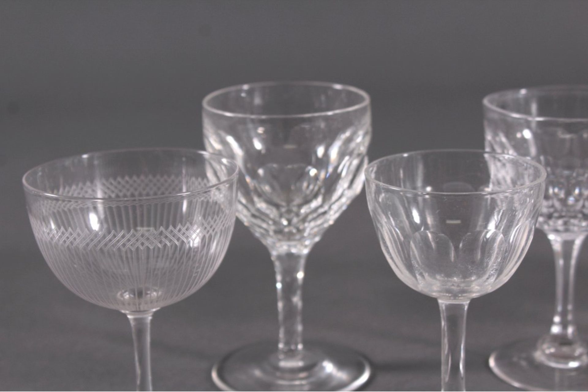 Acht diverse Gläser, 19./20. Jh.Mundgeblasenes Klarglas, teilweise facettiert, geschliffen, - Bild 2 aus 4
