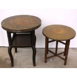 2 afrikanische BeistelltischeMessing / Holz, jeweils runde Tischplatte, Holz mitaufegarbeiteter