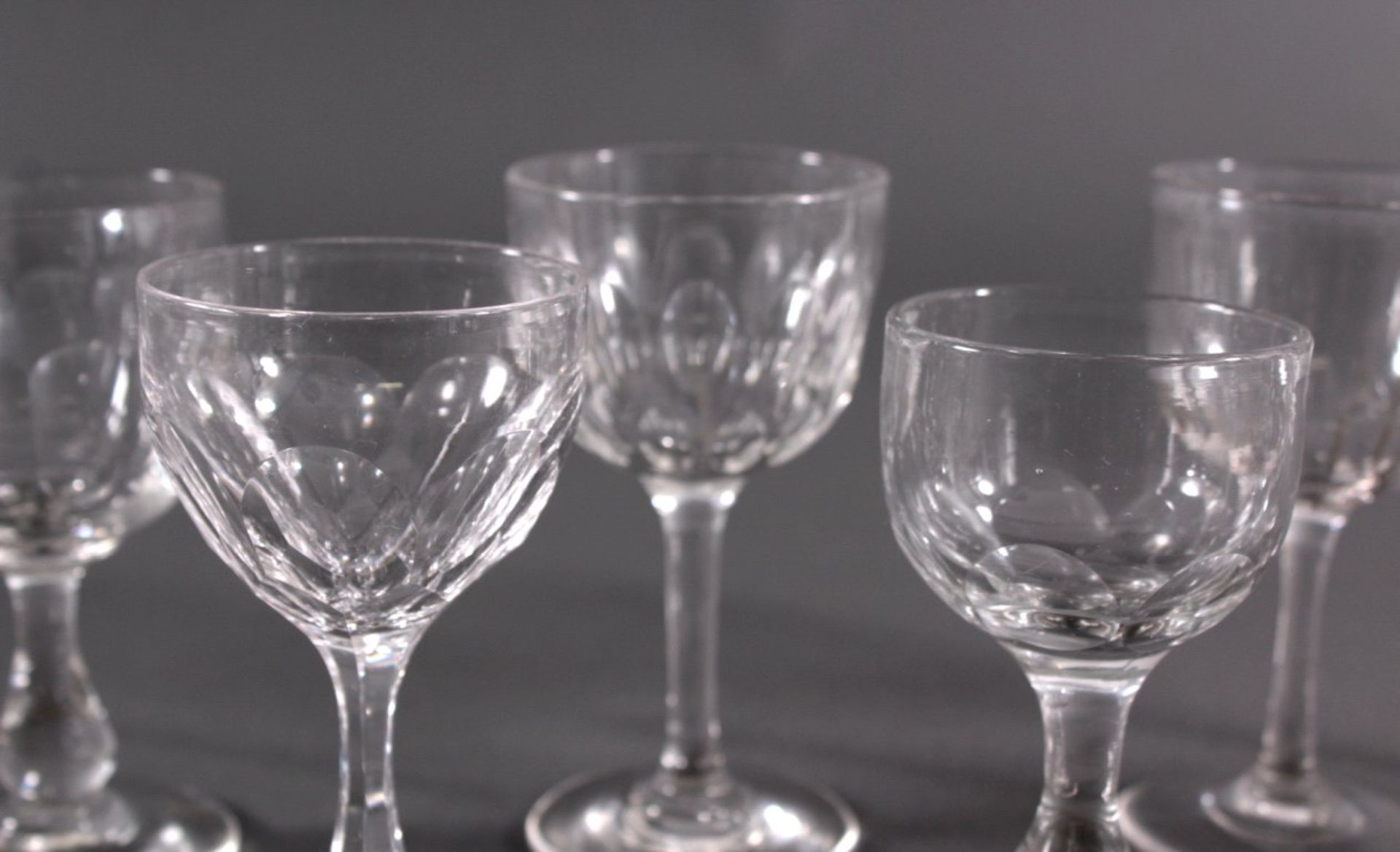 Acht diverse Gläser, 19./20. Jh.Mundgeblasenes Klarglas, Scheibenfuß, im unteren Teilfacettiert, - Bild 3 aus 5