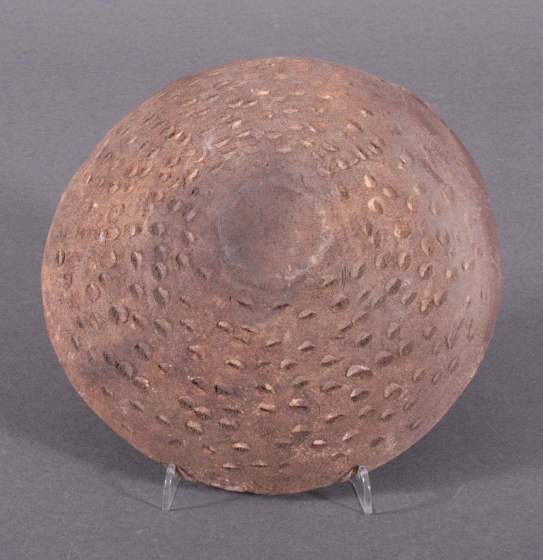 Runde Schale, Lausitzer Kultur - 900- 500 v. Chr.heller Ton, gezipfelter Rand, Rückseite - Bild 3 aus 3