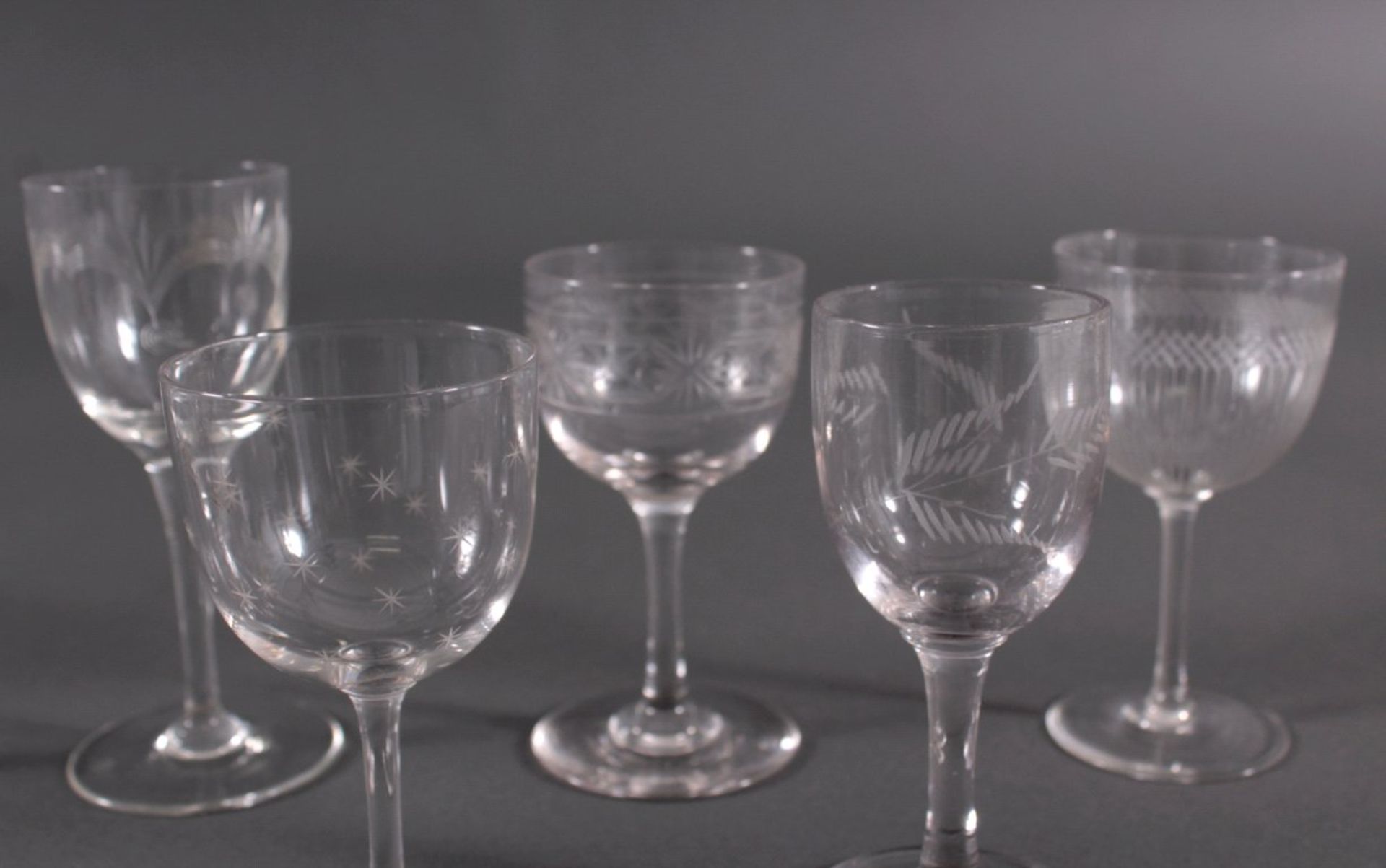 Acht diverse Gläser, 19./20. Jh.Mundgeblasenes Klarglas, teilweise geschliffen, geschnittenund mit - Bild 3 aus 5