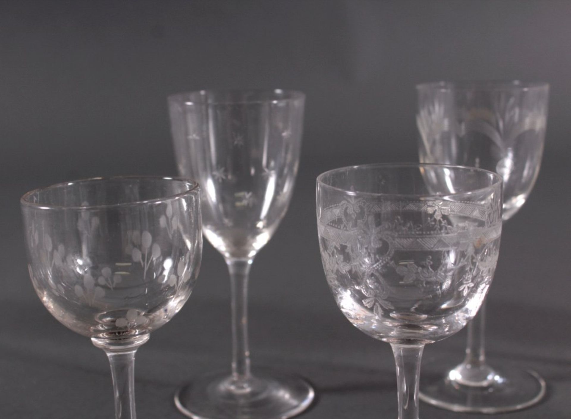 Acht diverse Gläser, 19./20. Jh.Mundgeblasenes Klarglas, teilweise geschliffen, geschnittenund mit - Bild 2 aus 5