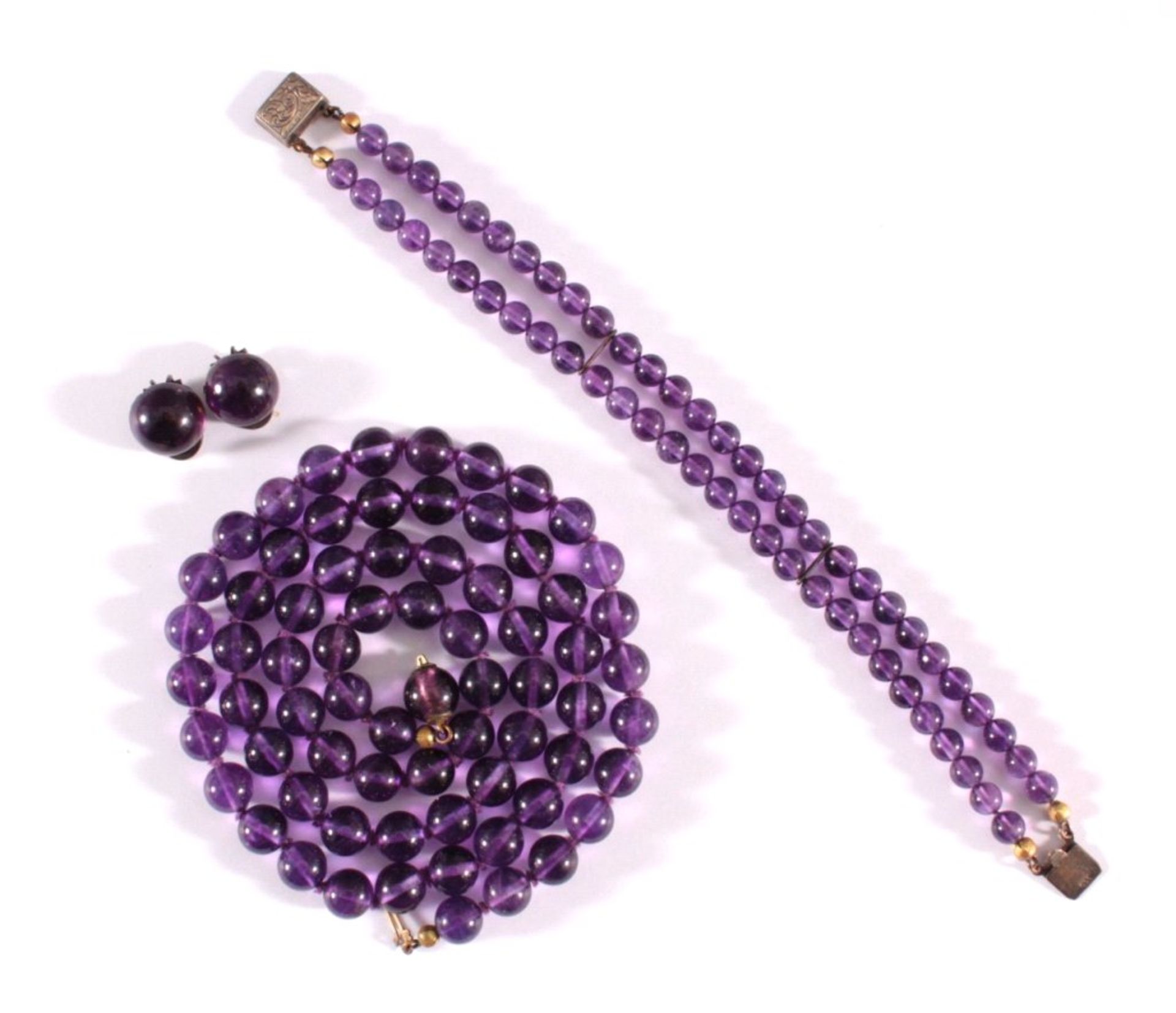 Halskette, Armband und Ohrclips aus Amethyst,Halskette aus Kugeln (D- 0,85-0,9 cm) aufgefädelt