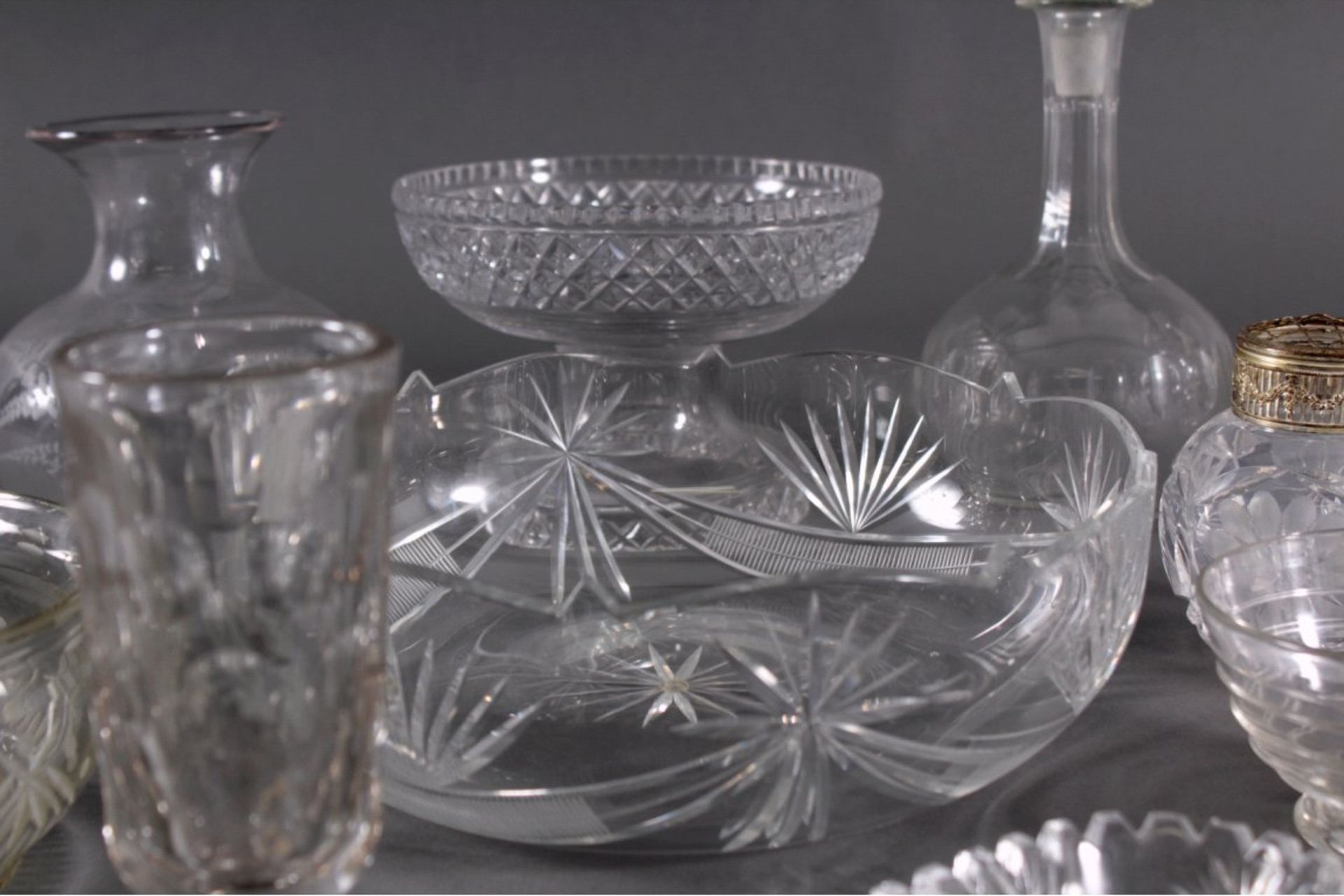 Konvolut Glas, 13-teiligKristall und Pressglas. Verschiedene Formen und Größen,teilweise geätzt - Bild 4 aus 6