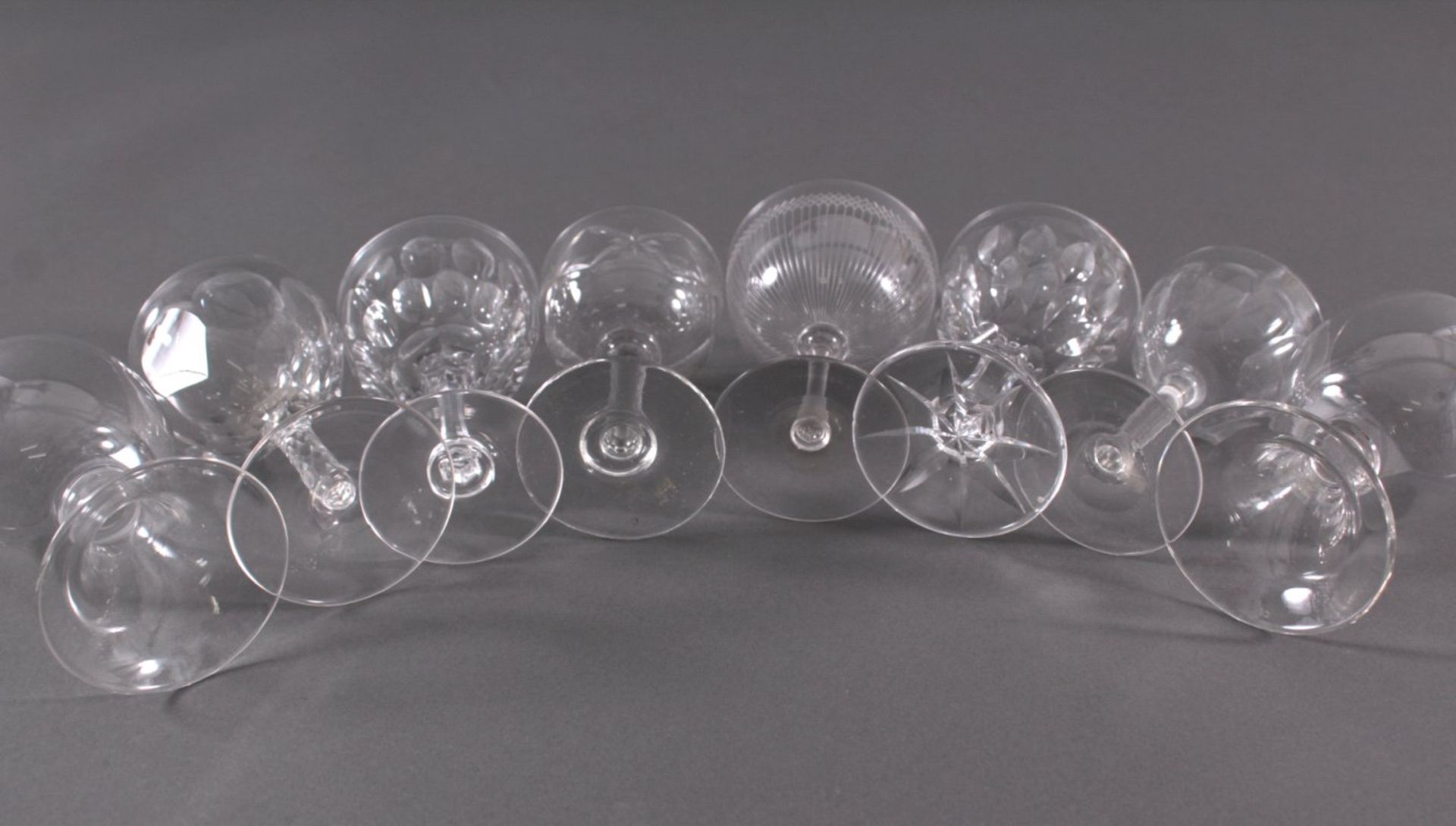 Acht diverse Gläser, 19./20. Jh.Mundgeblasenes Klarglas, teilweise facettiert, geschliffen, - Bild 4 aus 4