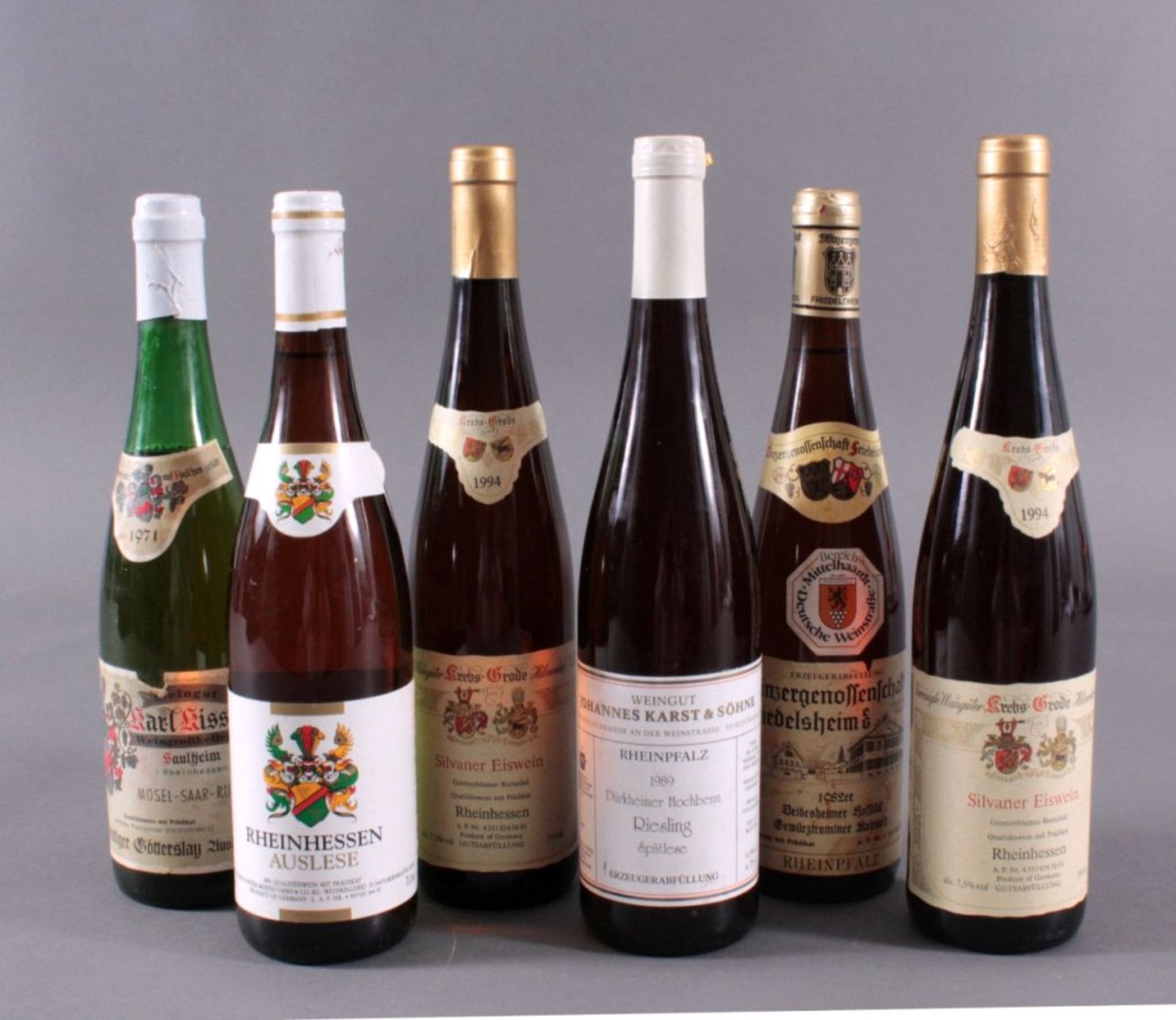 6 Flaschen Weißwein1x 1971er Mosel-Saar-Ruwer, Saulheim, Rheinhessen.1x 1982er Deidesheimer