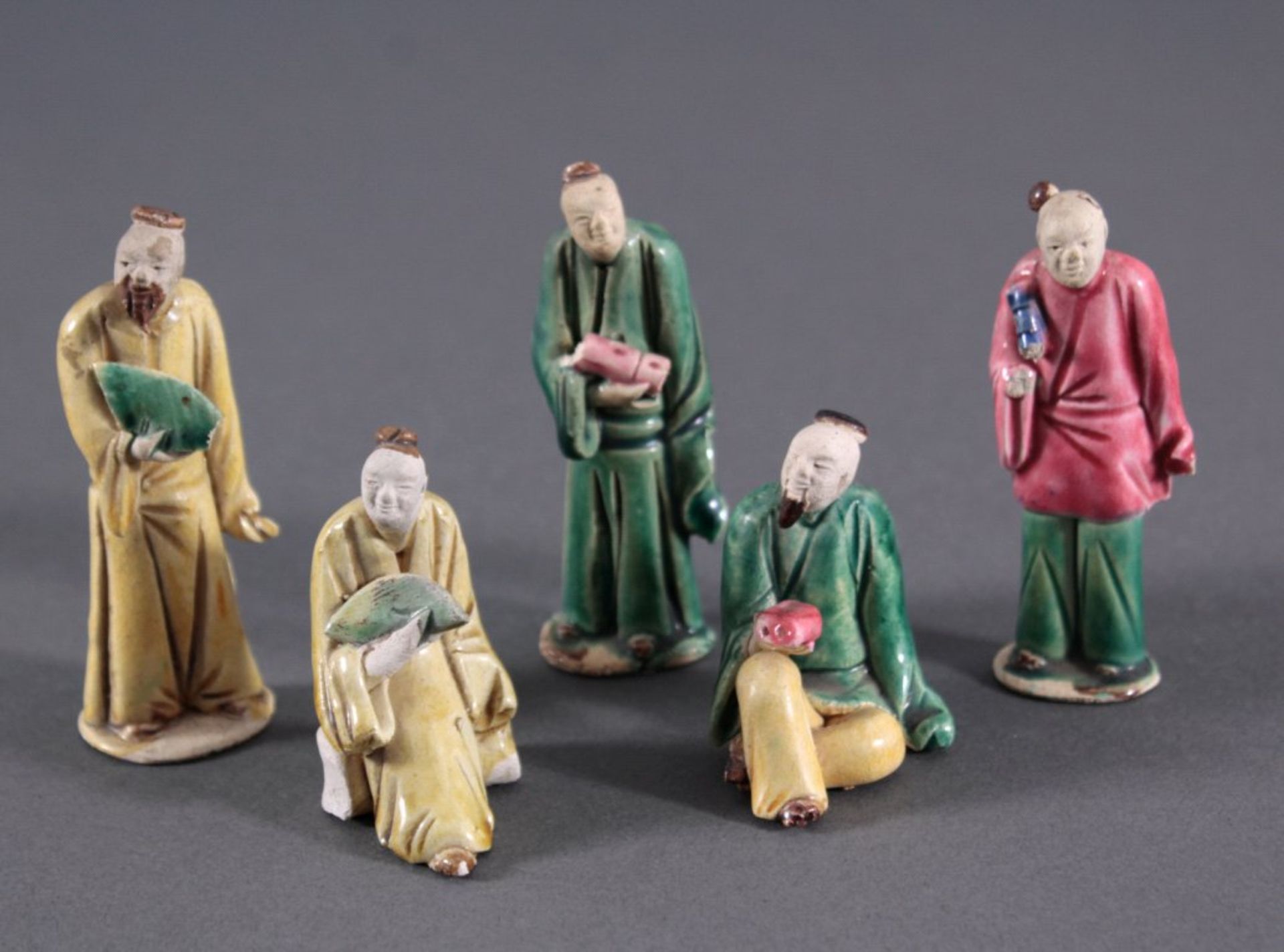 Fünf Keramik-Figuren, "Gelehrter"China, stehende und sitzende Ausformung, in den