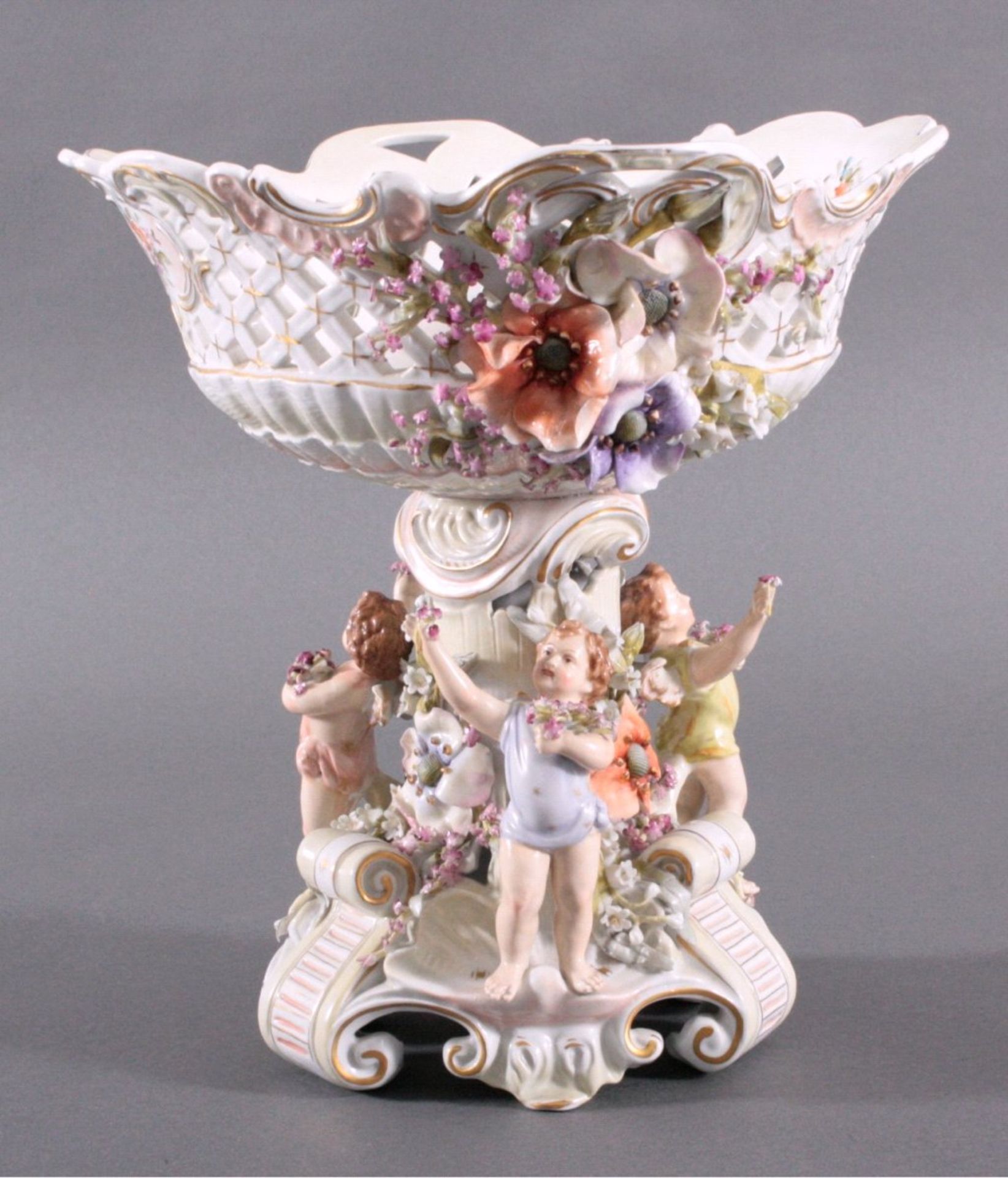Prunk Schale Sitzendorfer Porzellan, 1870-1890Reichlich dekorierte Prunkschale, durchgehend