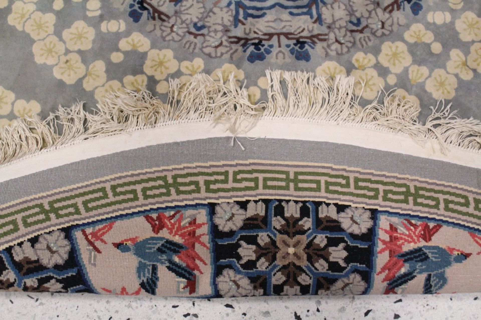 Teppich, ChinaAuf hellgrauem Grund ein rundes Zentralmedaillon mit Phönixund Blumenzweig. Floral - Bild 3 aus 3