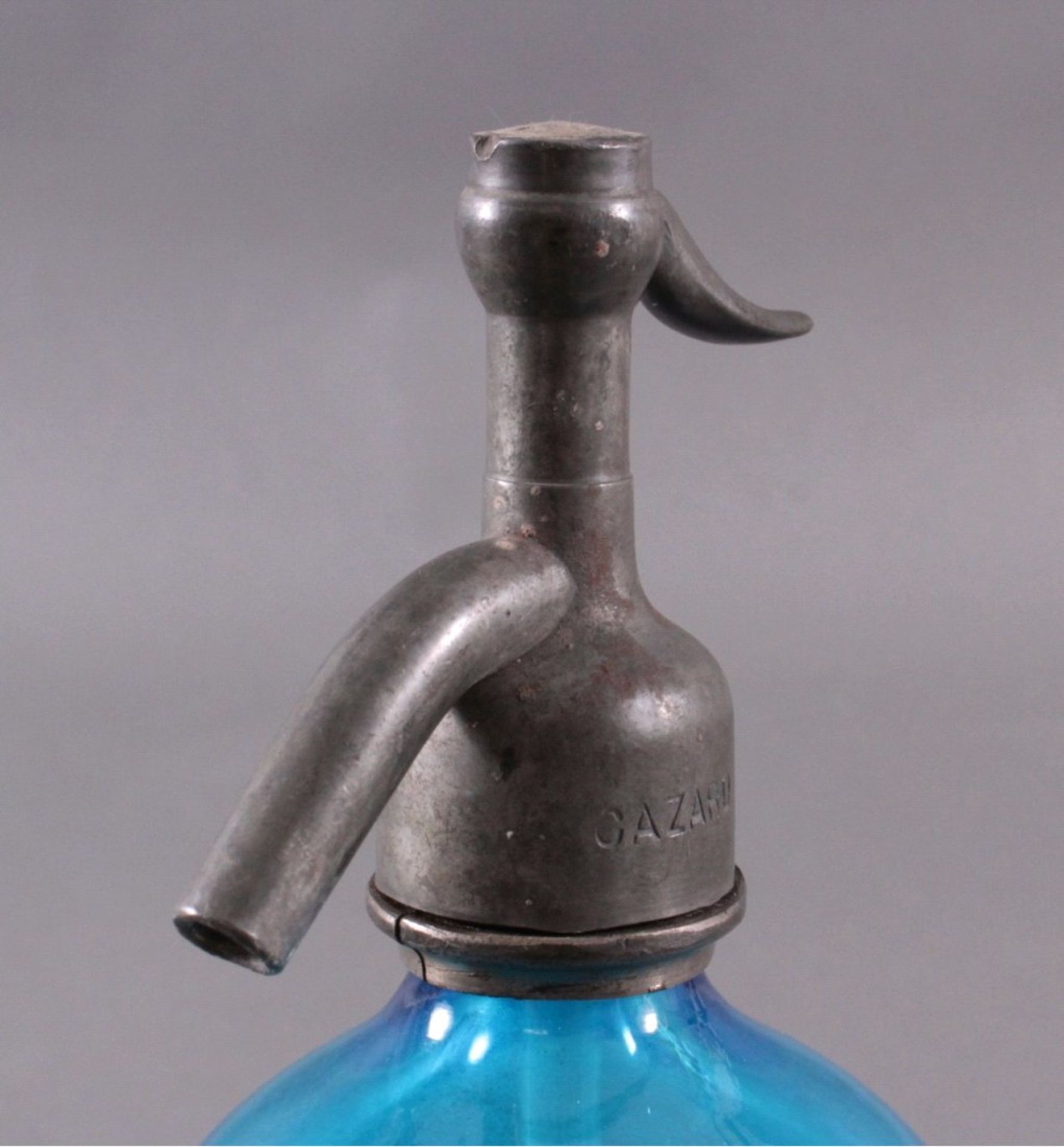 Soda - Flasche aus den 20er/30er JahrenKristall blau, Zinnmontur, auf der Schauseite mit GravurJ. - Bild 4 aus 6