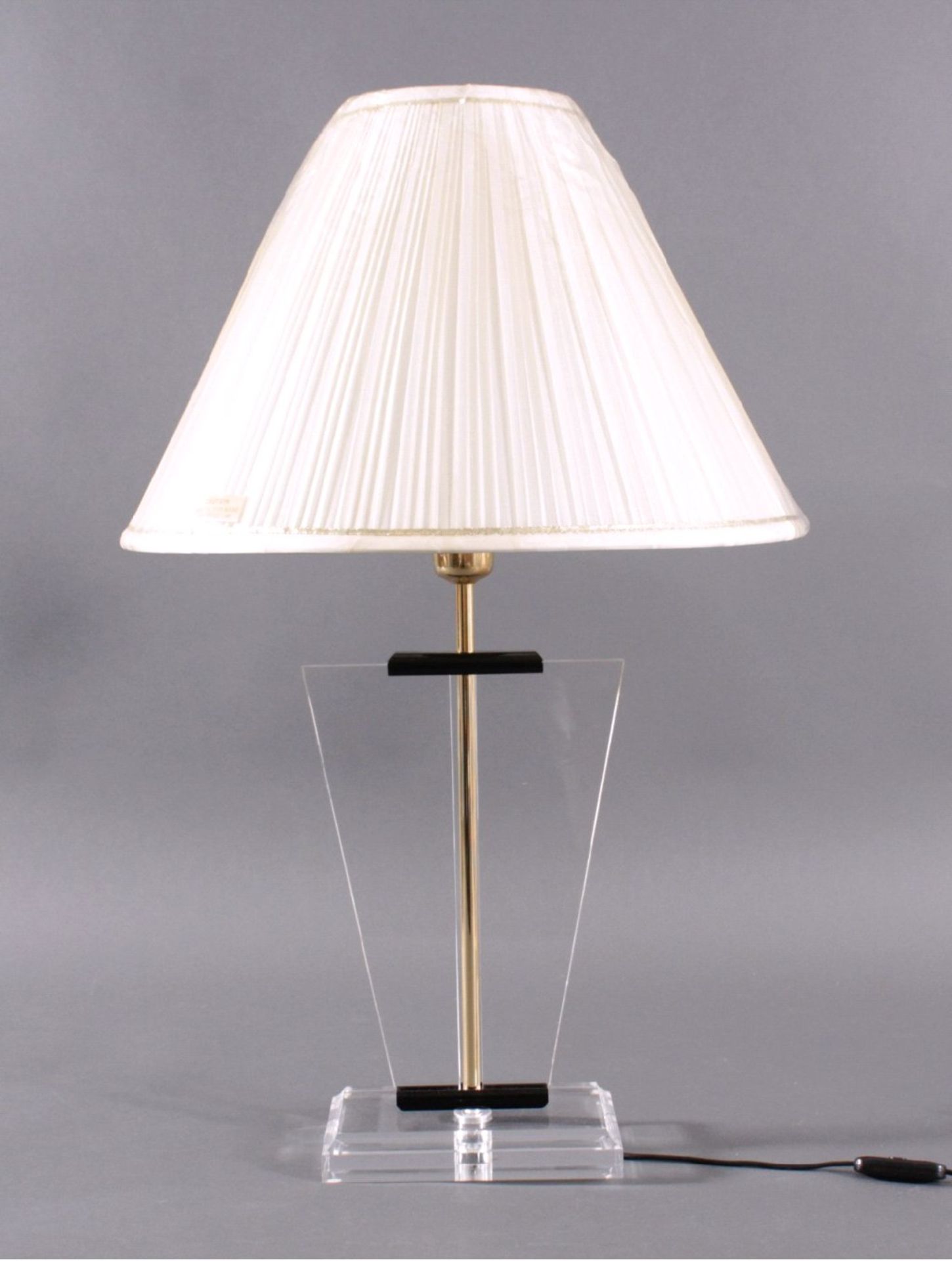 Tischlampe wohl 70er JahreDurchsichtiger Acrylfuss mit durchlaufendem Messingrohr, ca.H- 73 cm, D-
