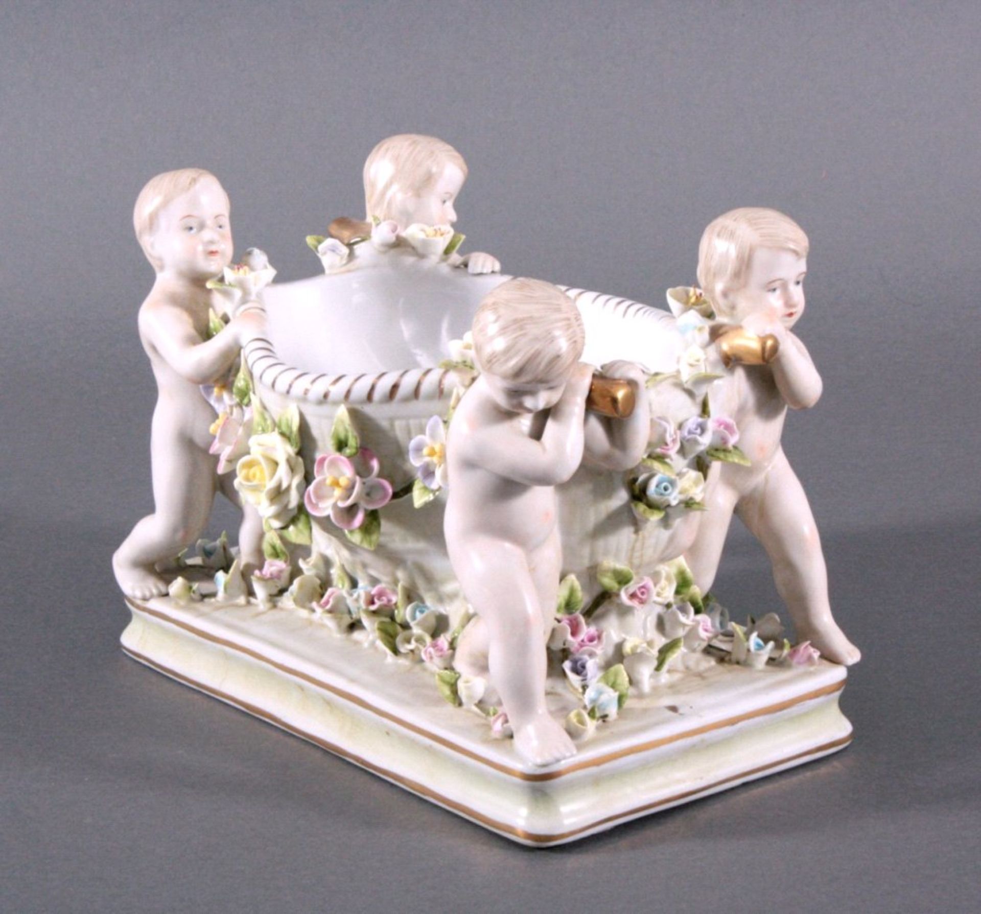 Figürlicher TafelaufsatzOvale Schale, getragen von 4 Kindern auf viereckiger Plinte,Fantasiemarke,