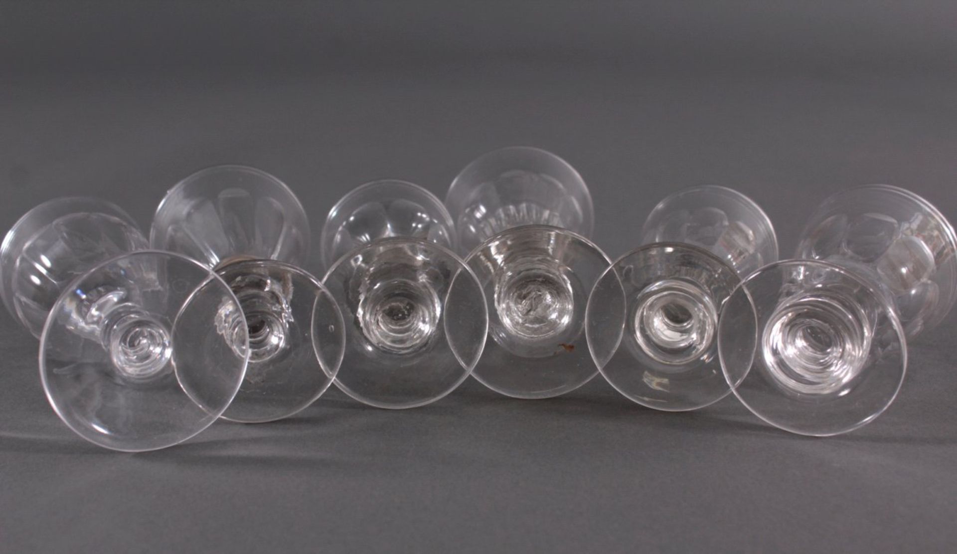 Sechs Gläser, 19. Jh.Mundgeblasenes Klarglas, Scheibenfuß, kelchförmige Kuppa, imunteren Teil - Bild 4 aus 5