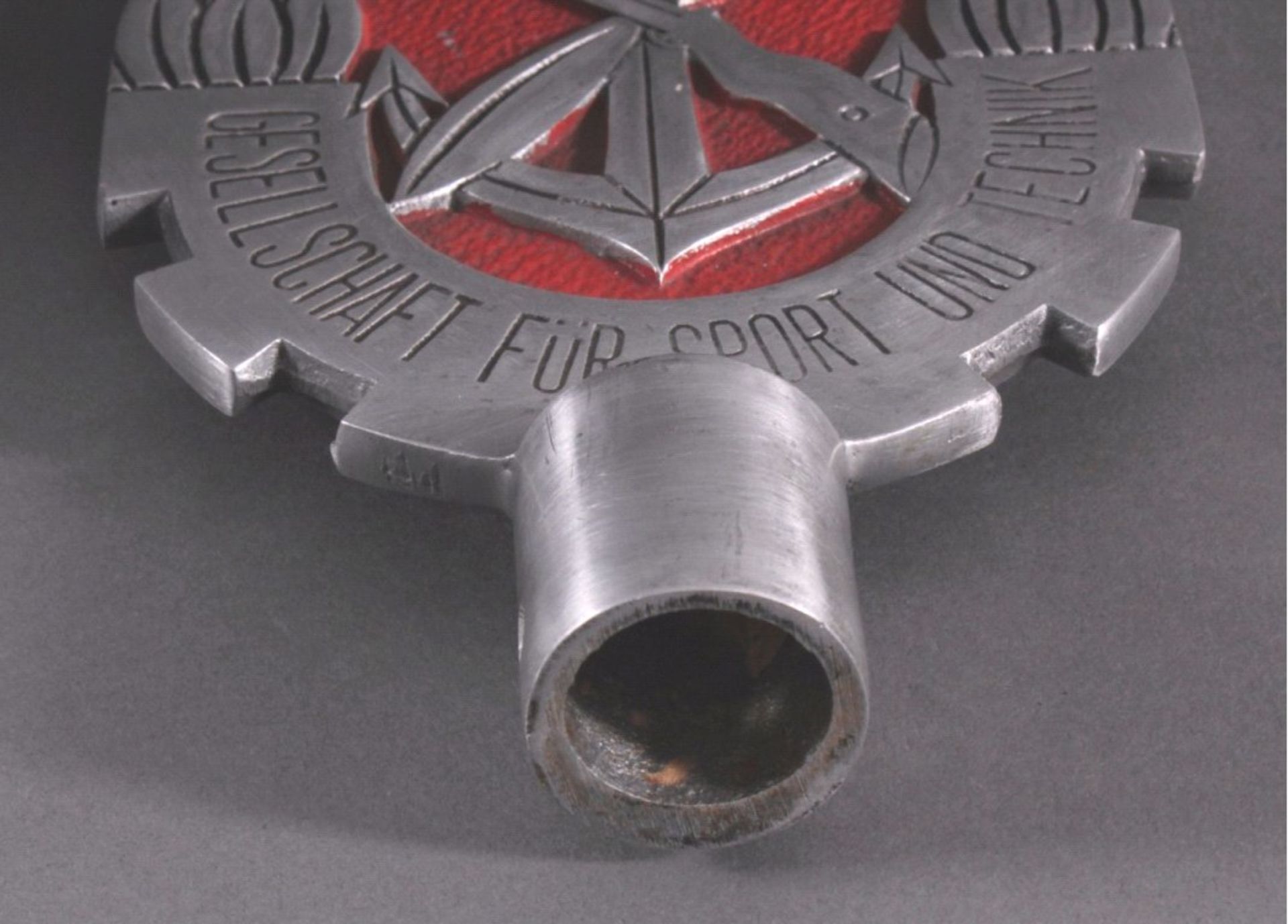 Emblem aus Aluminium, beidseitiges MotivGesellschaft für Sport und Technik, ca. H- 19 cm - Bild 3 aus 3
