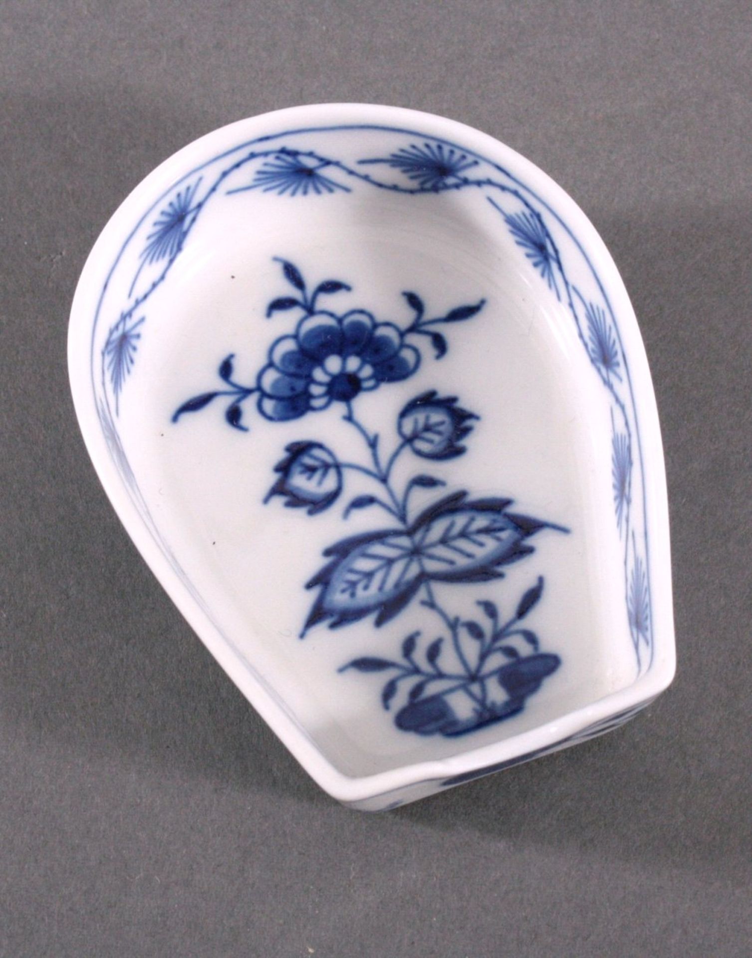 Aschenbecher Meissen, Zwiebelmuster, 1. WahlGoldrand, blaue Schwertermarke unter Glasur, 20. Jh.,