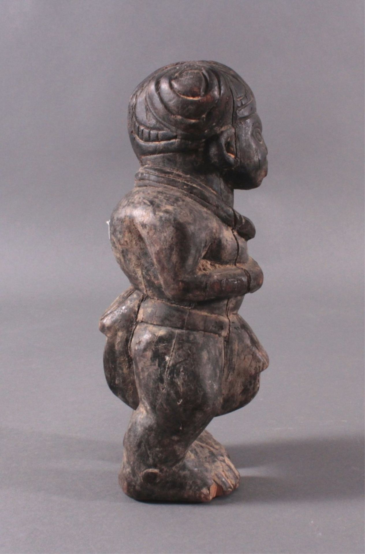 Afrikanische Figur 1. Hälfte 20. Jh.Wohl vom Stamm der Nonoli oder Mende, Holz, dunkelpatiniert, - Image 3 of 6