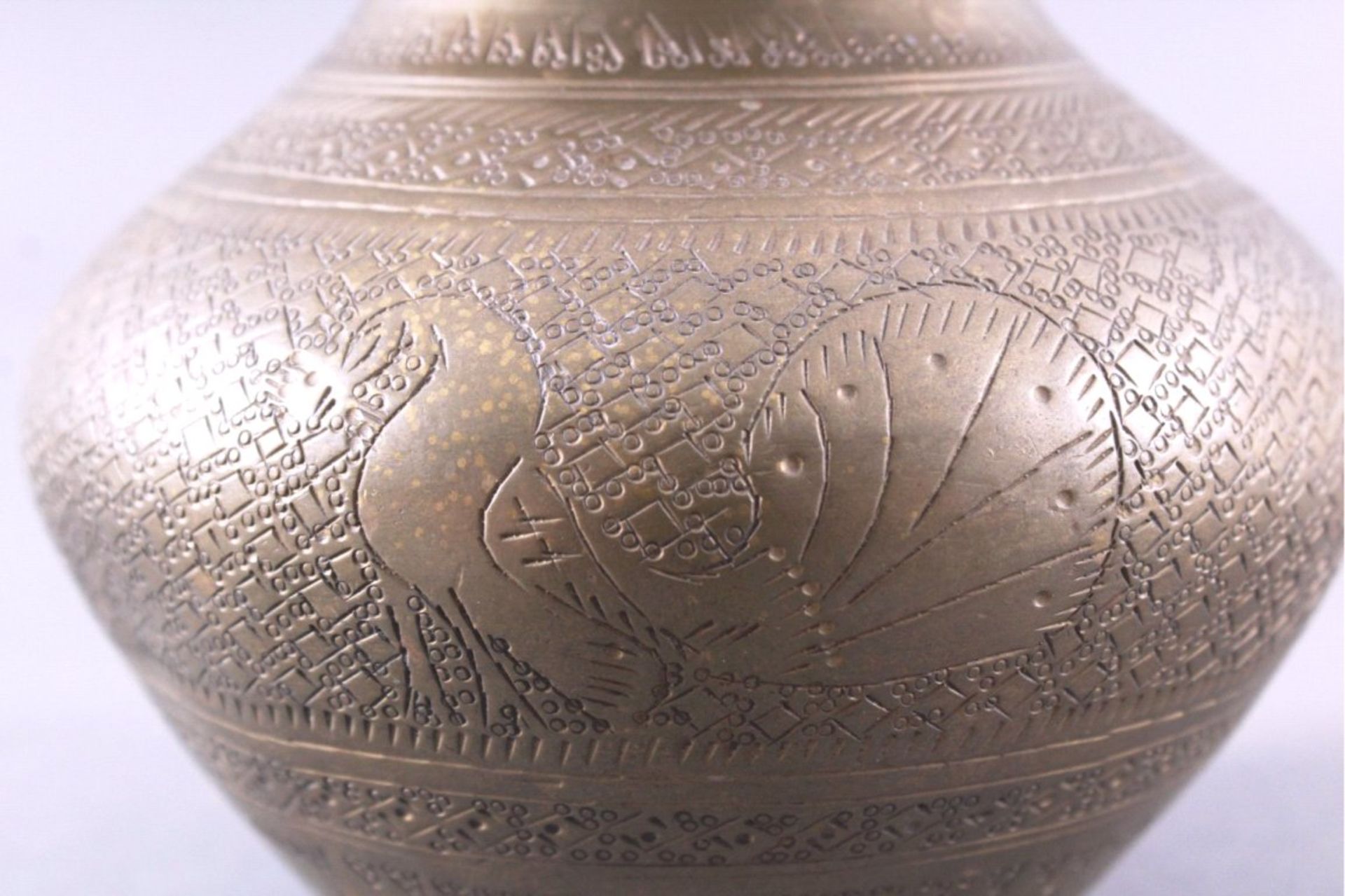 Antikes Bronzegefäß, wohl ChinaUmlaufend graviert mit Ornamenten und Paradisvogel,ca. H- 12 cm, D- - Bild 2 aus 3