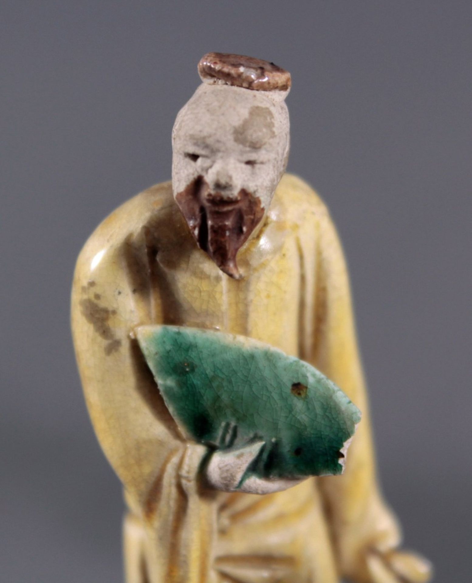 Fünf Keramik-Figuren, "Gelehrter"China, stehende und sitzende Ausformung, in den - Bild 3 aus 6