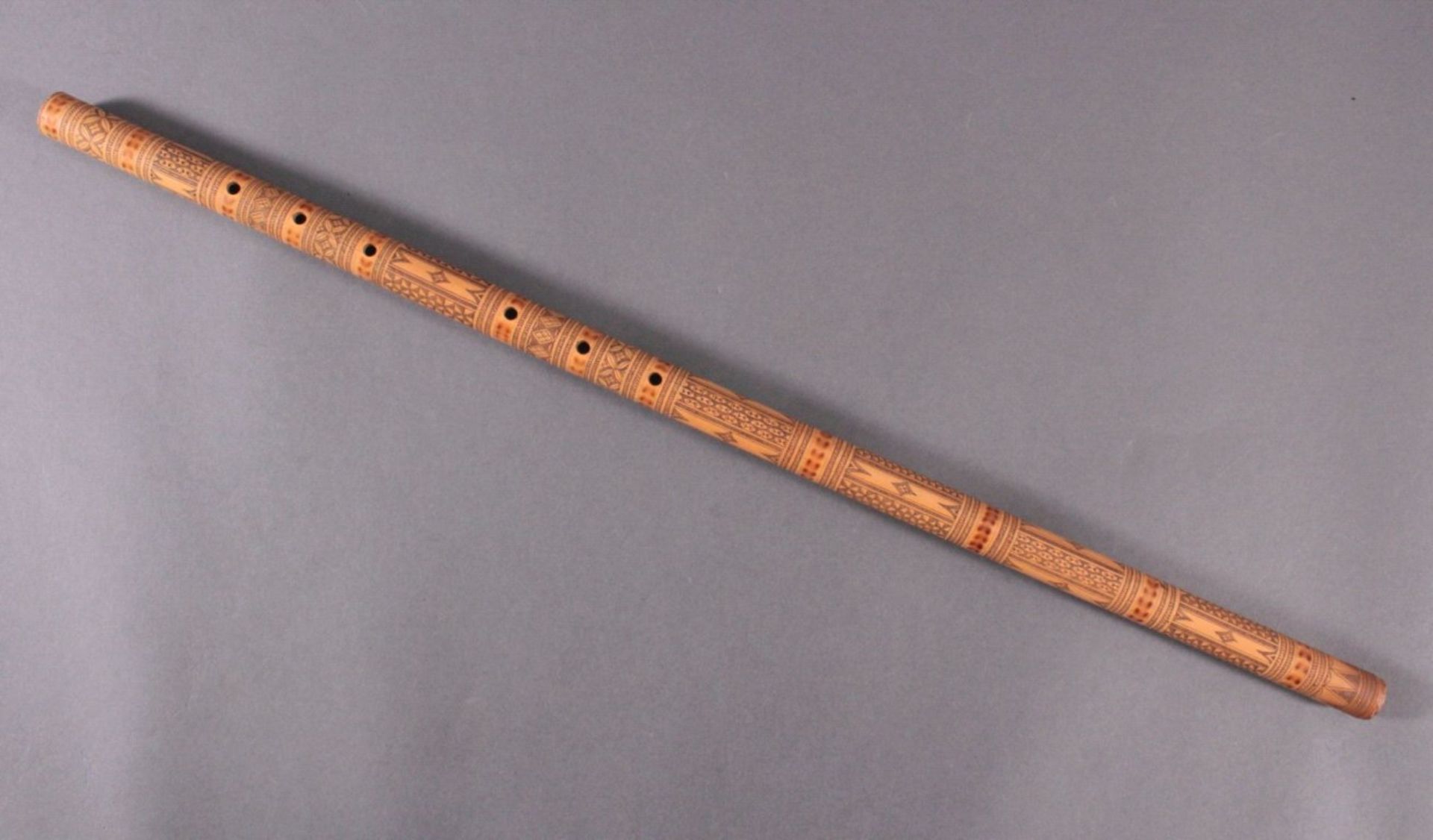 Bambus Flöte um 1900Fein graviert und mit Ornamentik verziert, ca. L- 71 cm.Alters- und
