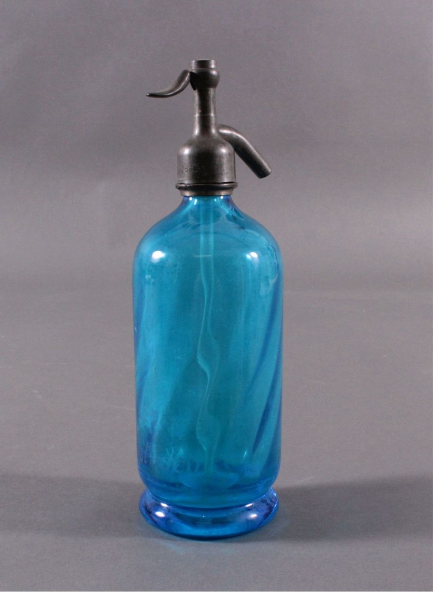 Soda - Flasche aus den 20er/30er JahrenKristall blau, Zinnmontur, auf der Schauseite mit GravurJ. - Bild 2 aus 6