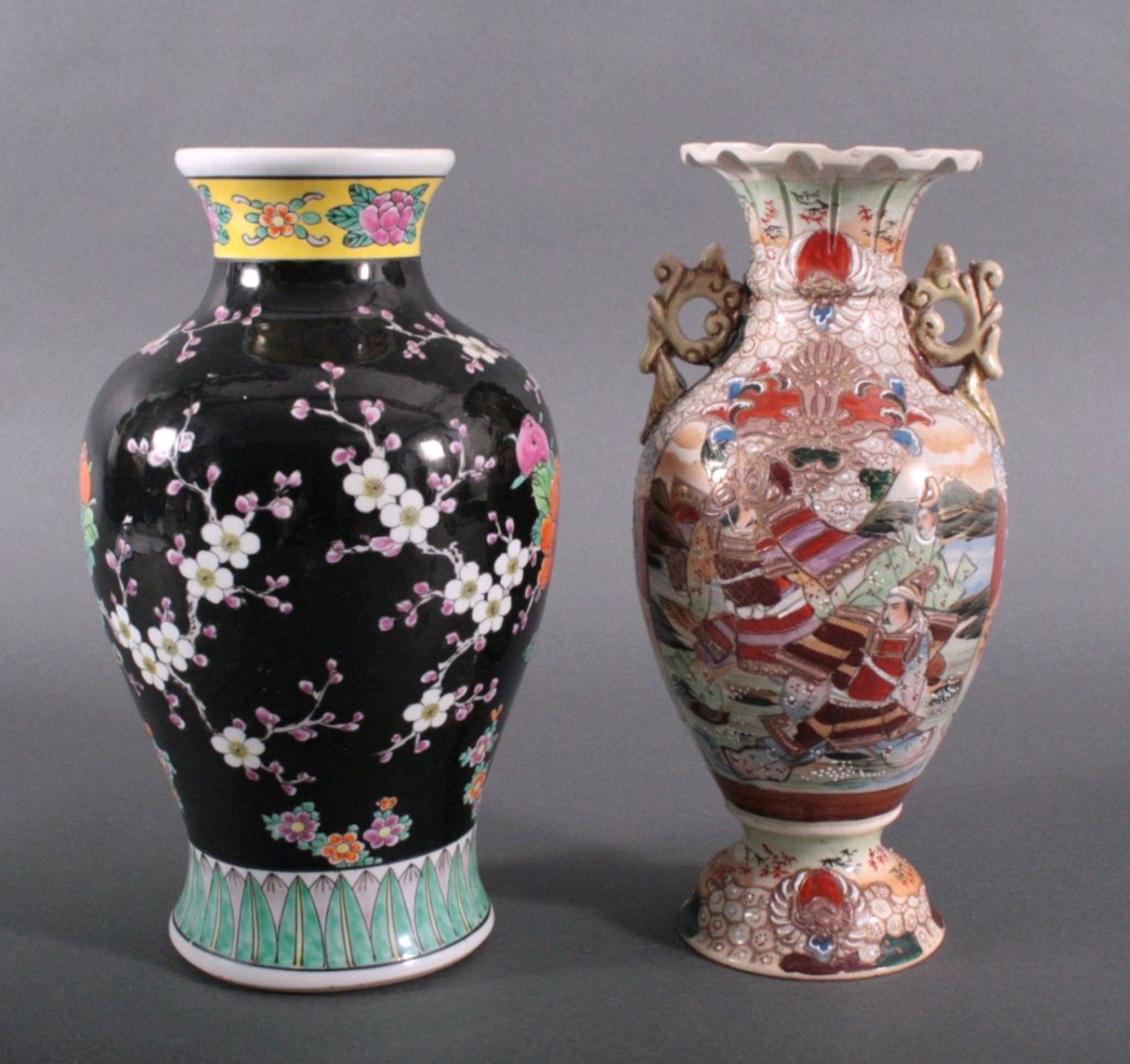 2 Japanische Vasen, 20 Jh.1x polychrome figürliche und florale Darstellungen aufhellem Grund, in