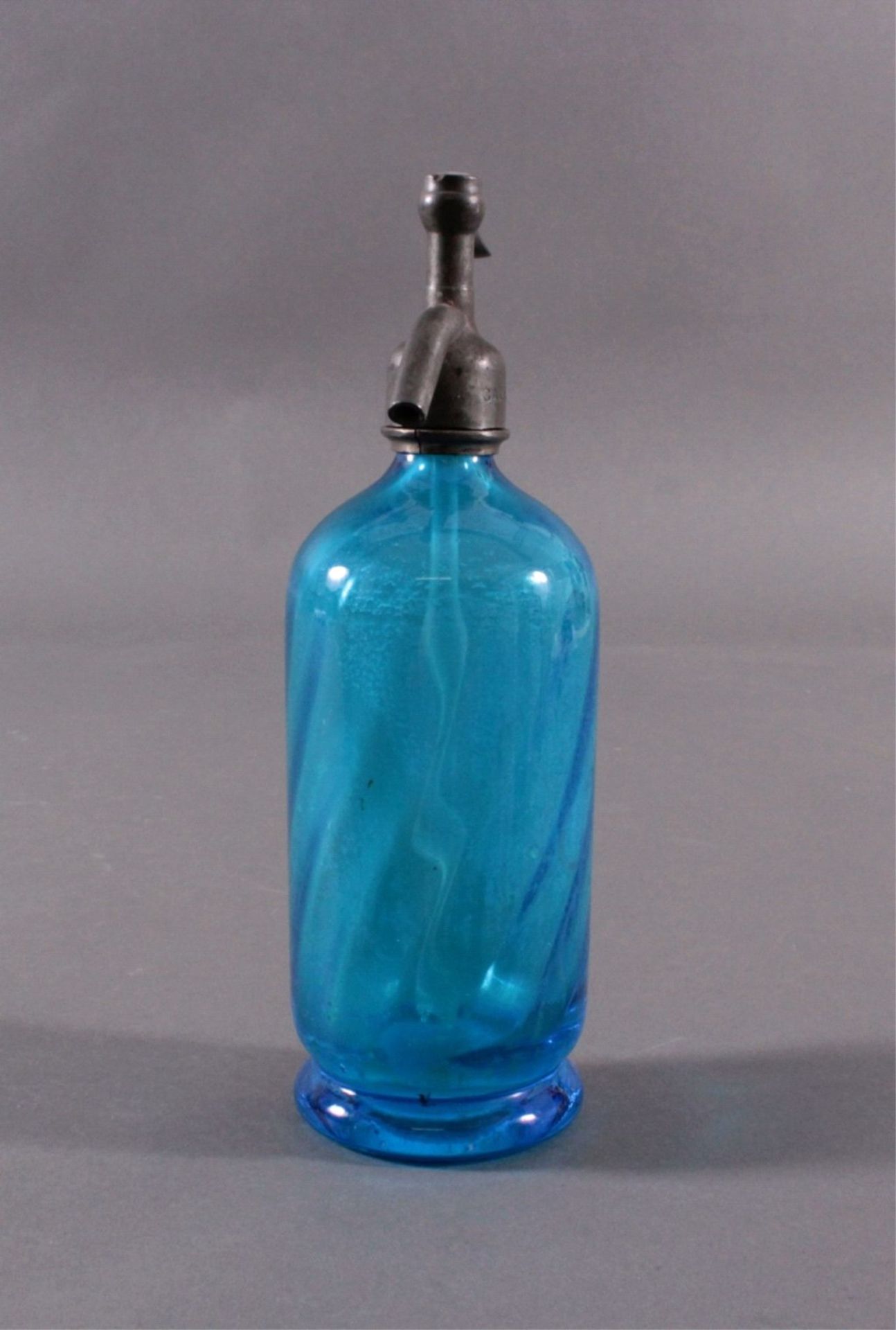 Soda - Flasche aus den 20er/30er JahrenKristall blau, Zinnmontur, auf der Schauseite mit GravurJ.