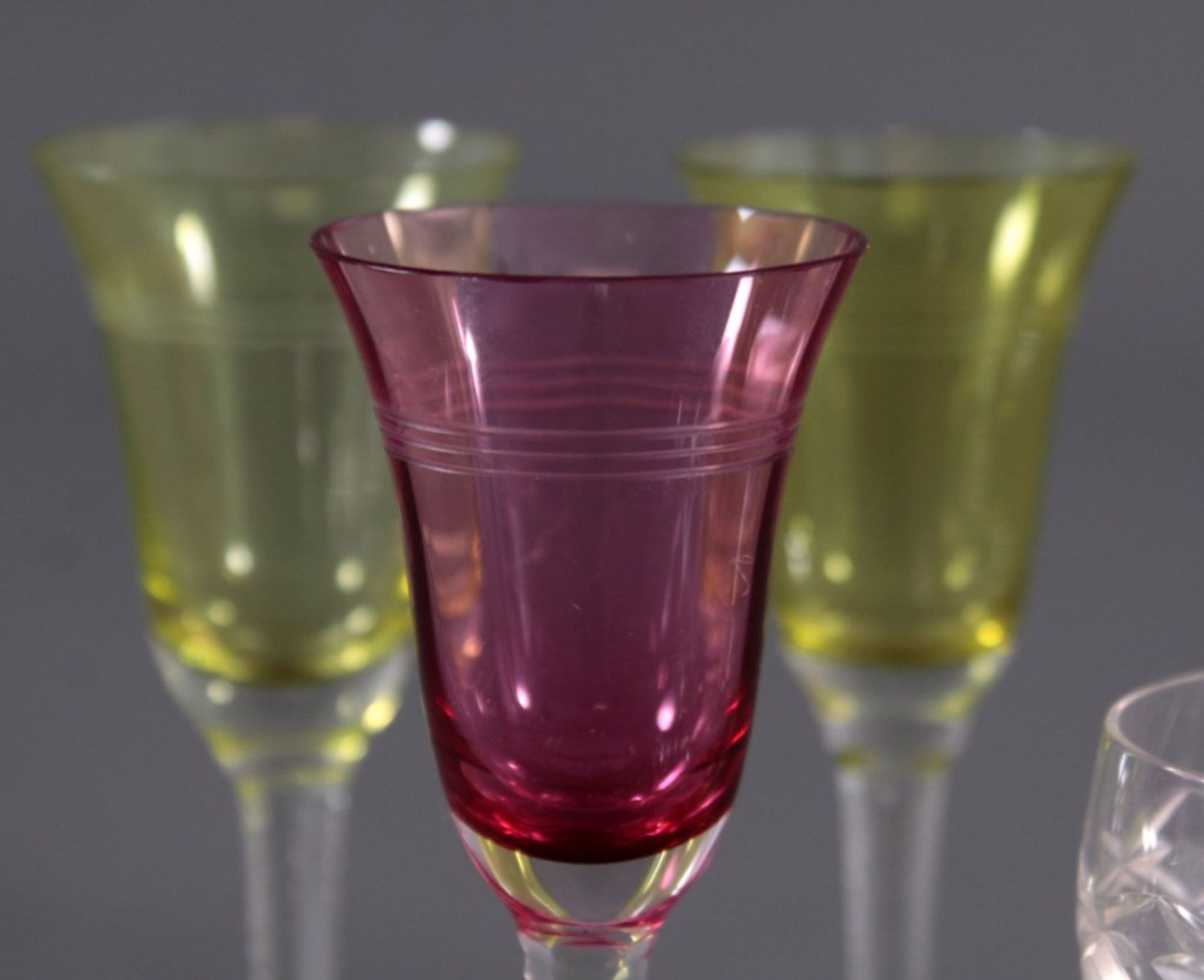 Art Deco Gläser, Wein und LikörRömer/Stängelglas aus farblosem Glas, Kuppa rot überfangenmit - Bild 4 aus 6