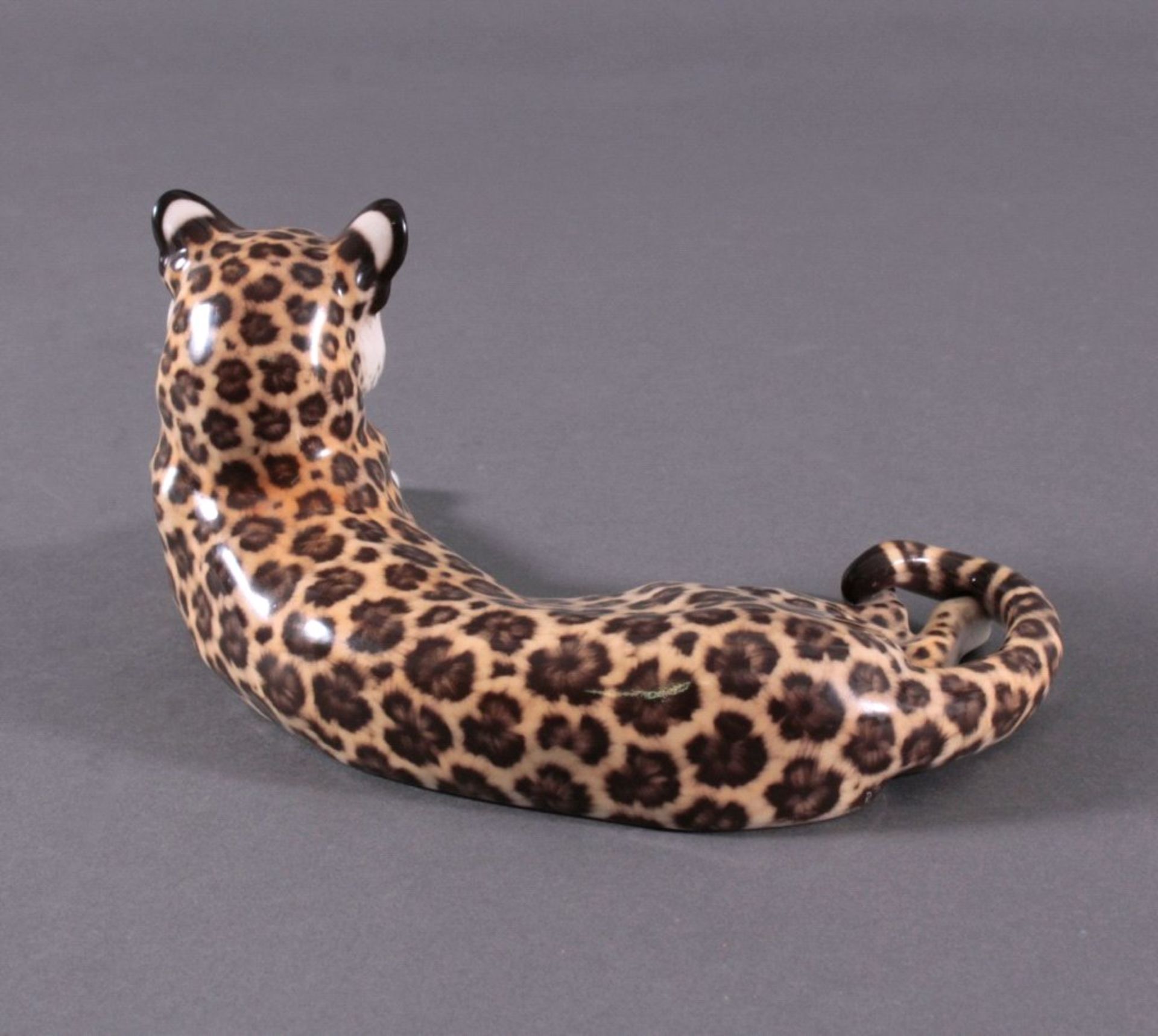 Nymphenburg Tierplastik, "Leopard"Porzellan staffiert in naturalistischer Unterglasurbemalung.Am - Bild 3 aus 4
