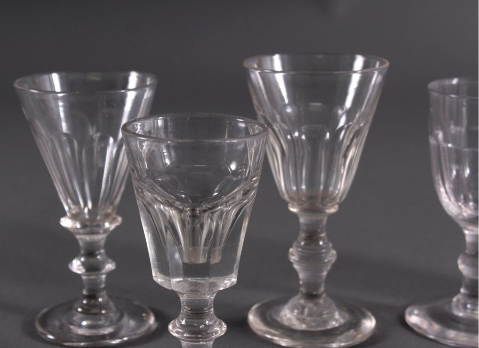 Sechs Gläser, 19. Jh.Mundgeblasenes Klarglas, Scheibenfuß, kelchförmige Kuppa, imunteren Teil - Bild 2 aus 5