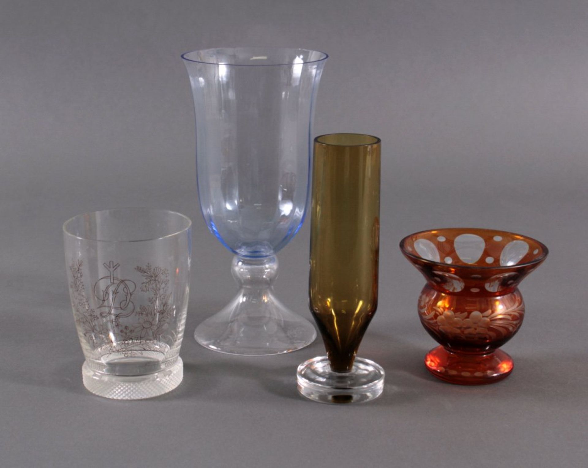 Vier Vasen, Art Déco1x Farbloses Glas hellblau überfangen, Rand mit kleinemChip, Fußrand 3x