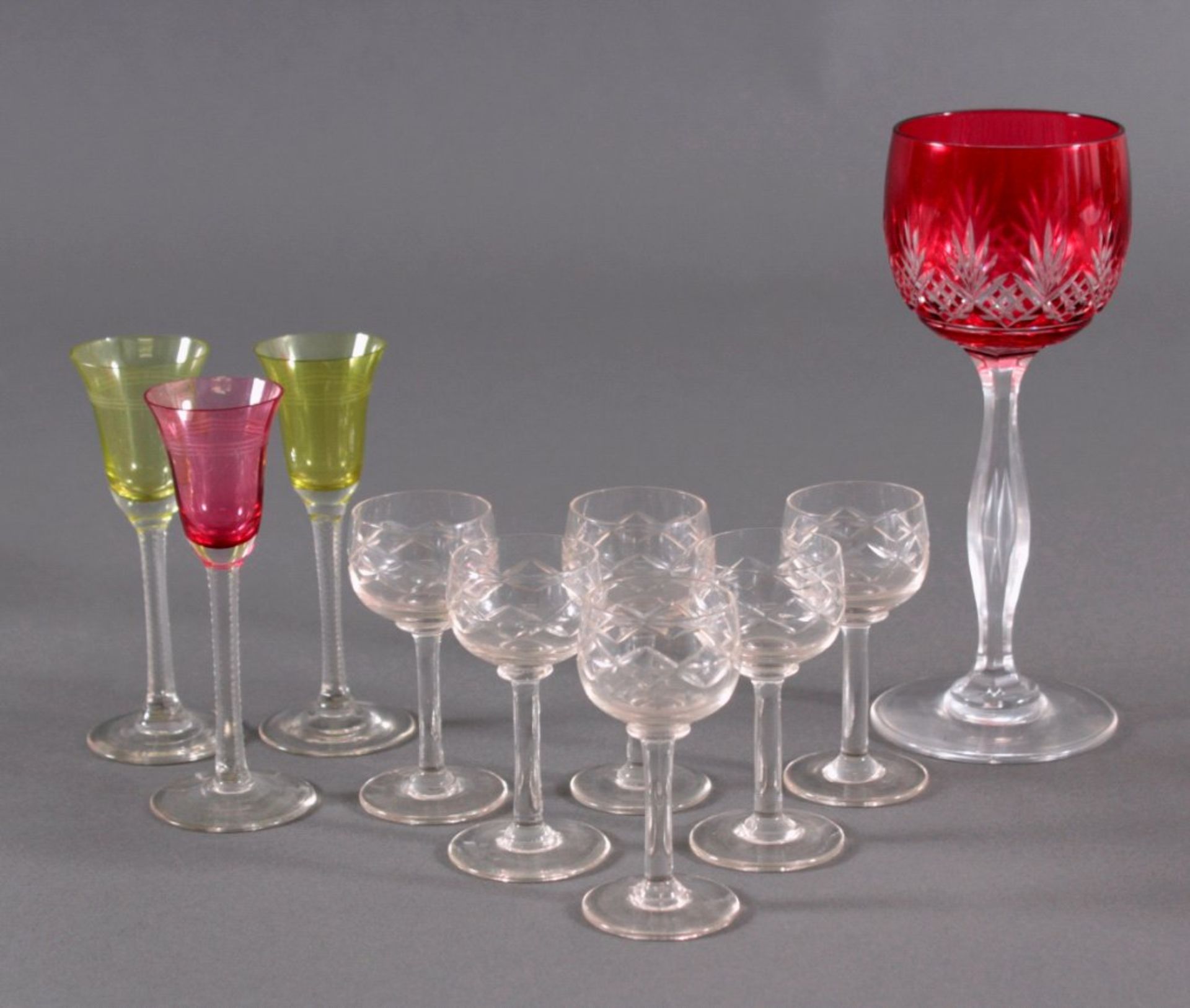 Art Deco Gläser, Wein und LikörRömer/Stängelglas aus farblosem Glas, Kuppa rot überfangenmit